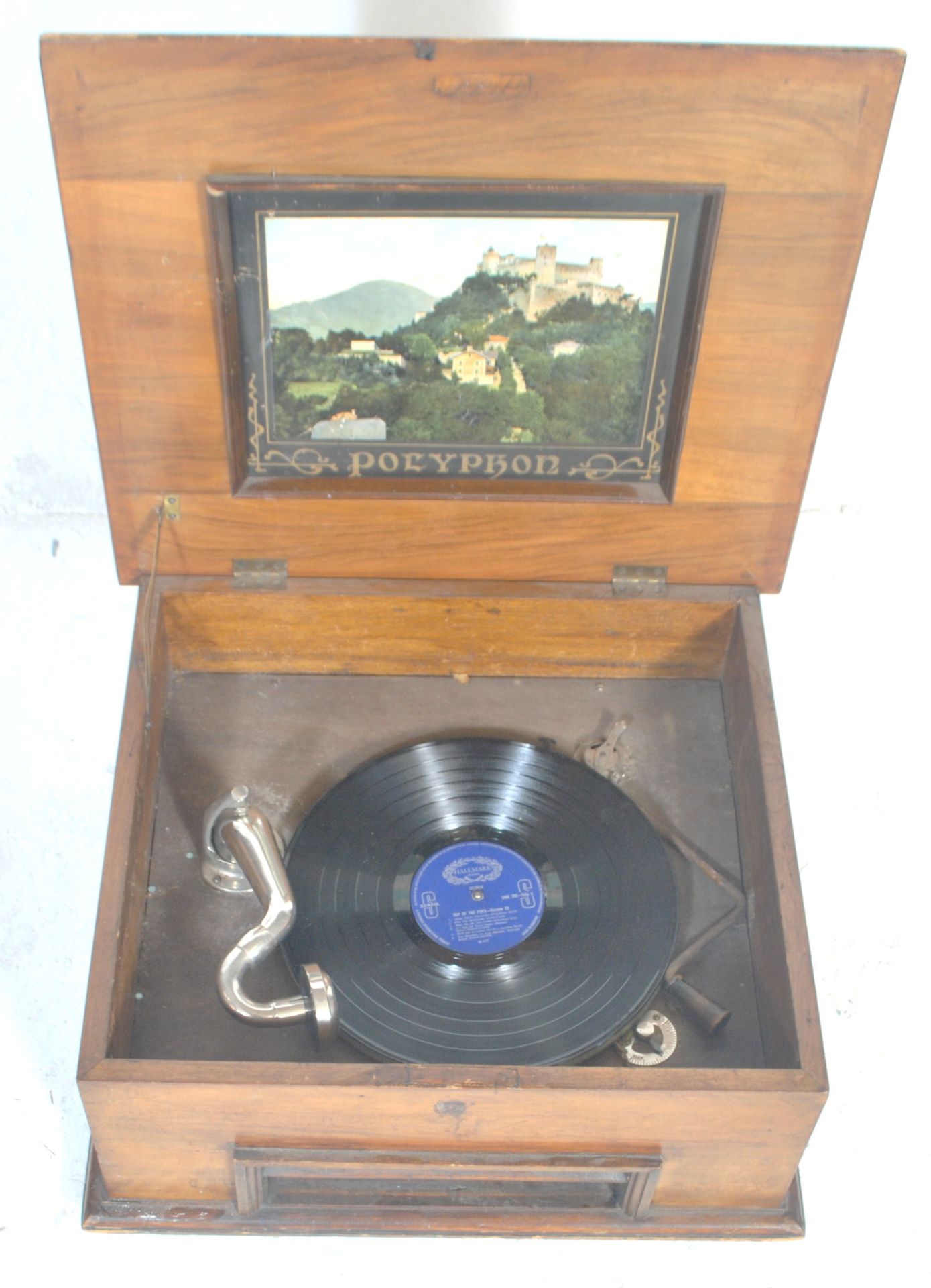 An early 20th Century table top polyphon case of square form having a panelled lid with inlaid - Bild 3 aus 7
