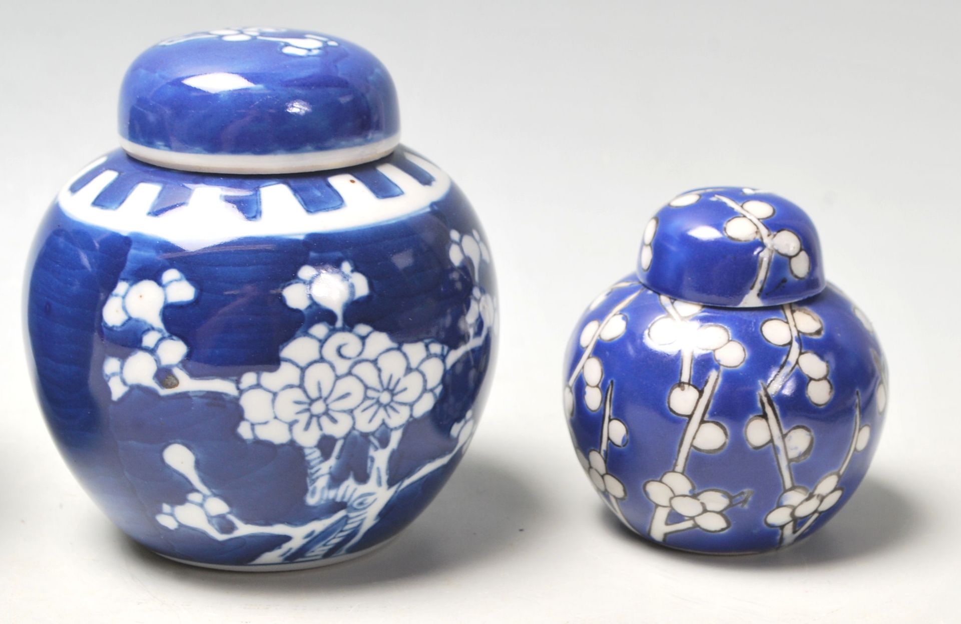 A group of 20th Century hand painted Chinese blue and white ginger jars of bulbous form al being - Bild 7 aus 7