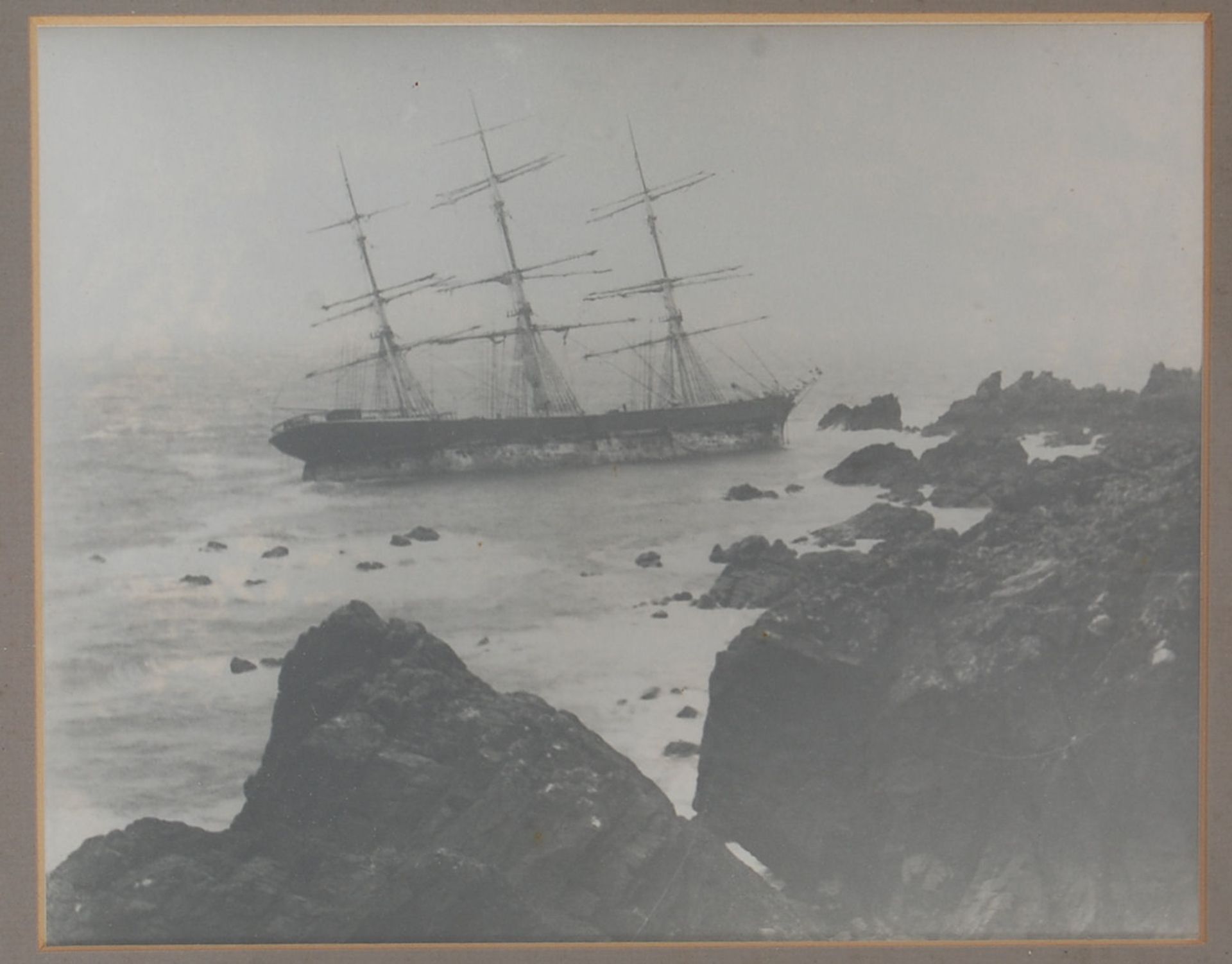 A group of five black and white photographs of shipwrecks dating from the early 20th Century to - Bild 3 aus 9