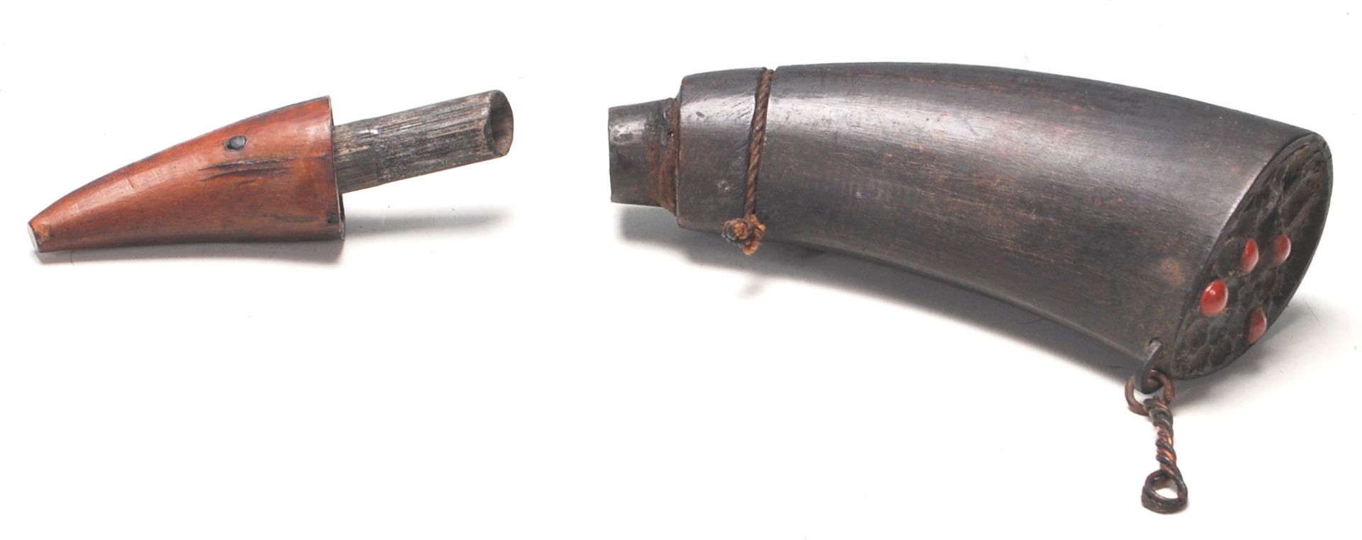 A 19th Century Victorian bone gunpowder horn having a cork stopper having a copper wire handle and - Bild 2 aus 4