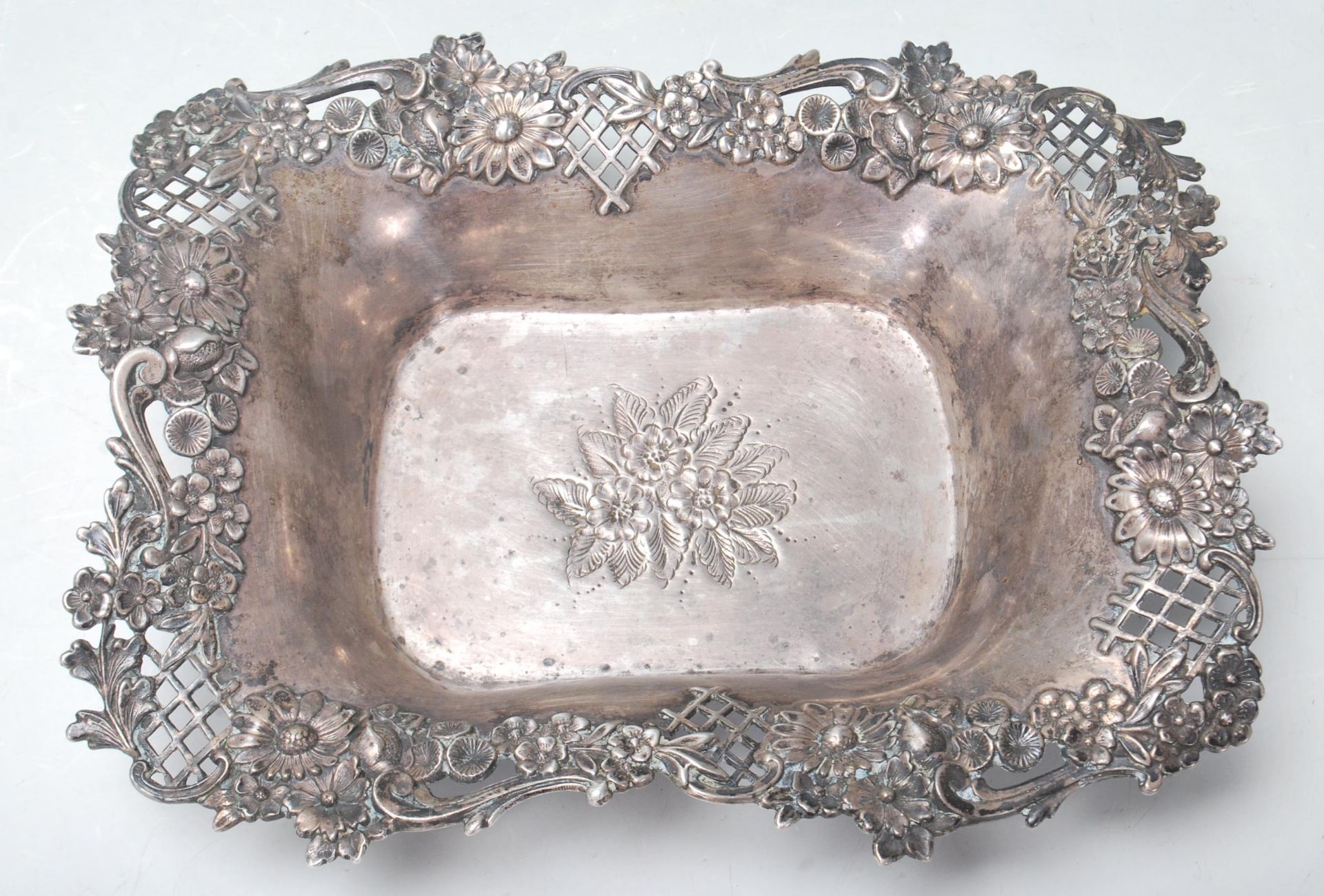 A good early 20th century sterling silver dish by Theodore B. Starr with raised floral decoration to - Bild 2 aus 4