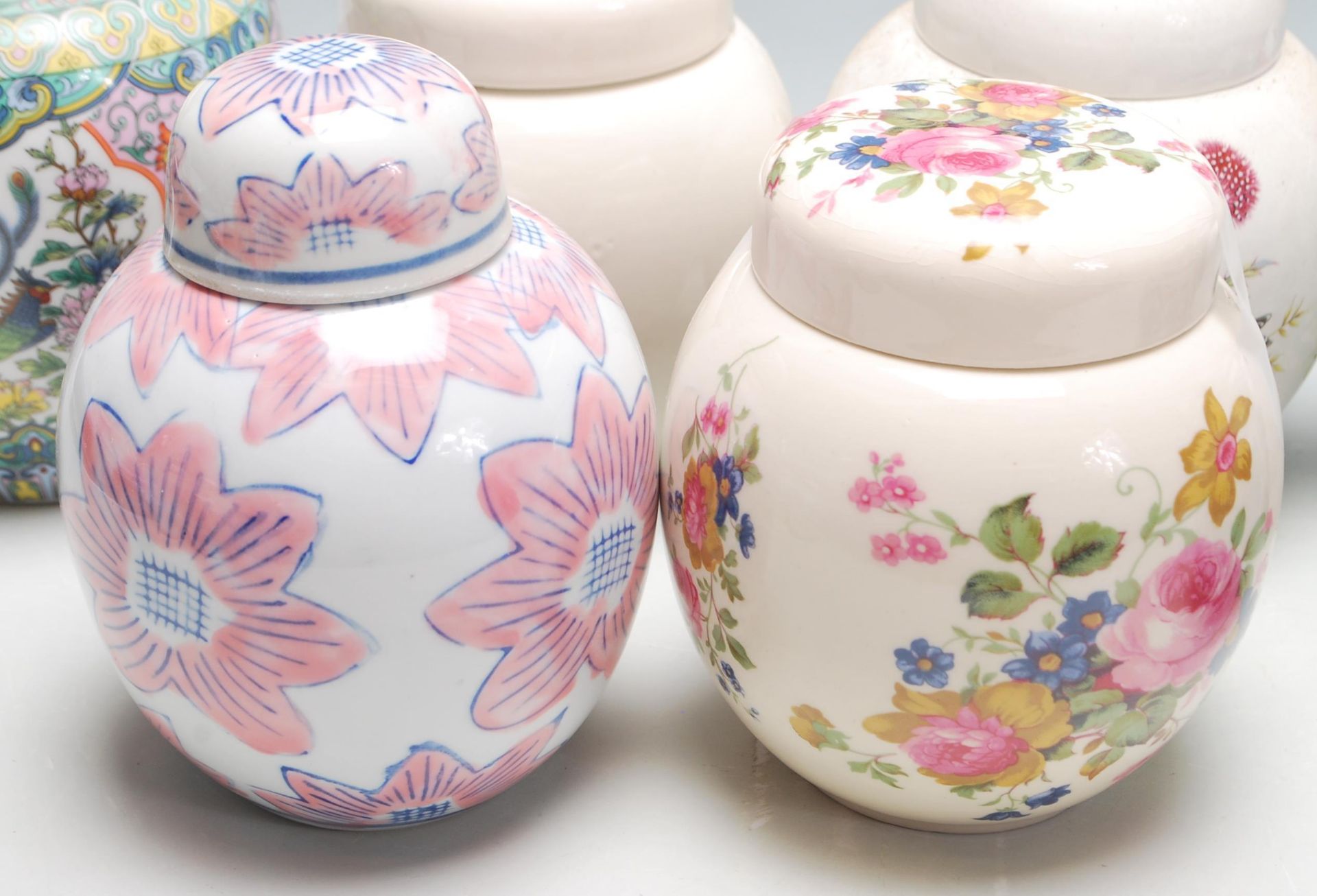 A collection of 20th Century Chinese ginger jars to include various different styles including a - Bild 5 aus 7