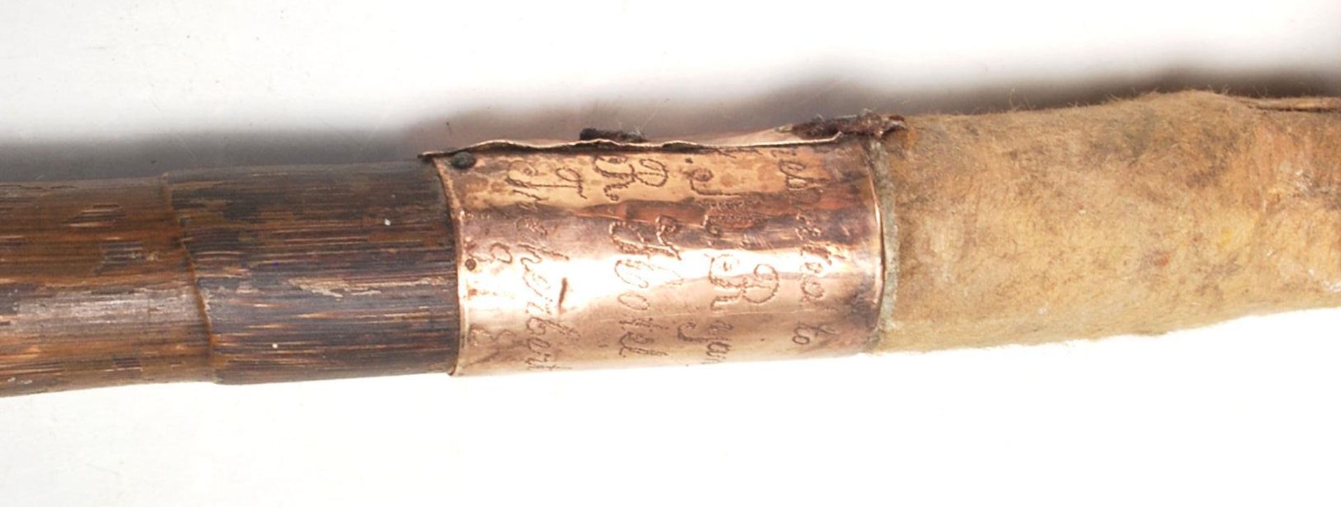 A 19th Century antique walking stick cane having a faux bamboo carved shaft with a gold collar and a - Bild 3 aus 5