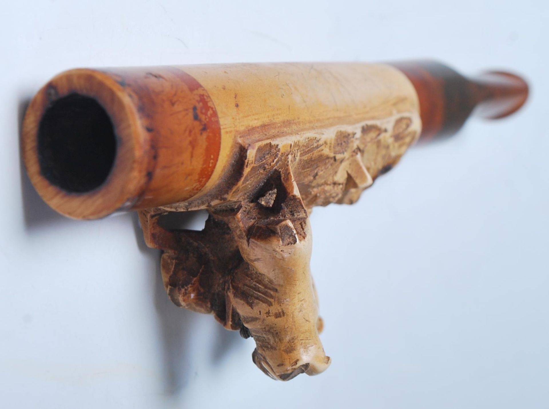 A good early 20th century cigarette cheroot holder with hand carved French bulldogs and amber - Bild 5 aus 10