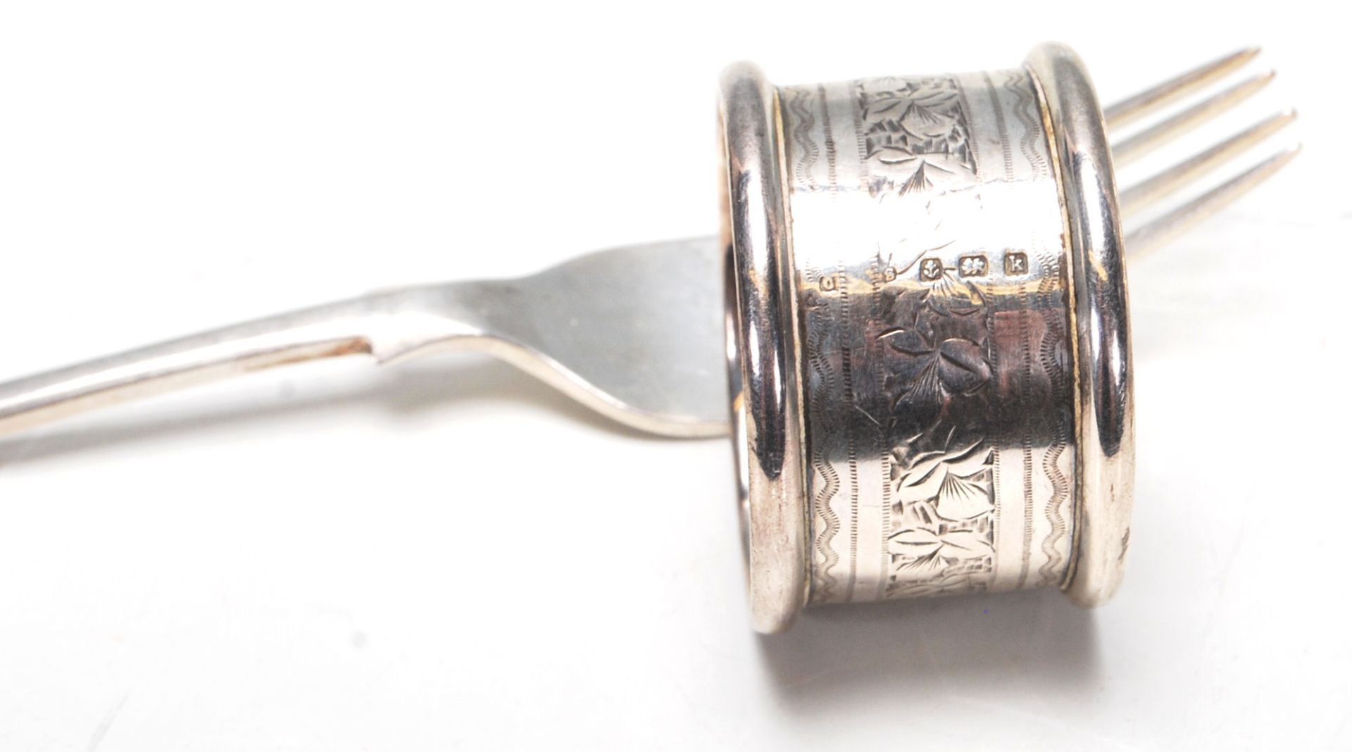 A set of six 19th century Victorian silver teaspoons having engraving initials to the handle, - Bild 5 aus 6