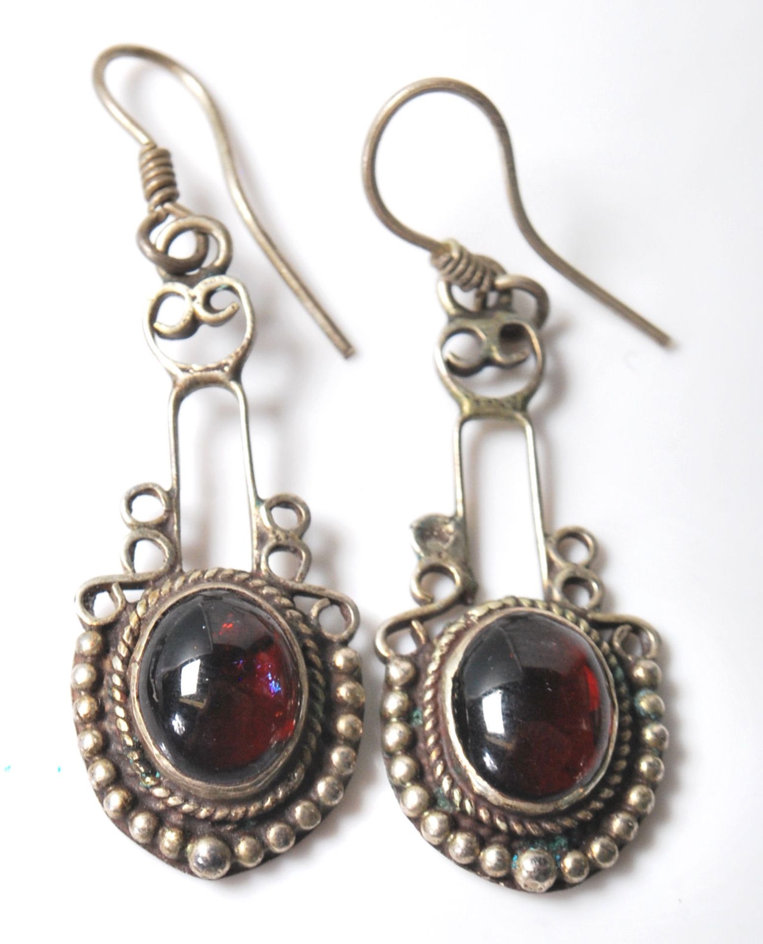 A selection of silver antique earrings to include a pair of Art Deco drop earrings having red - Bild 8 aus 9