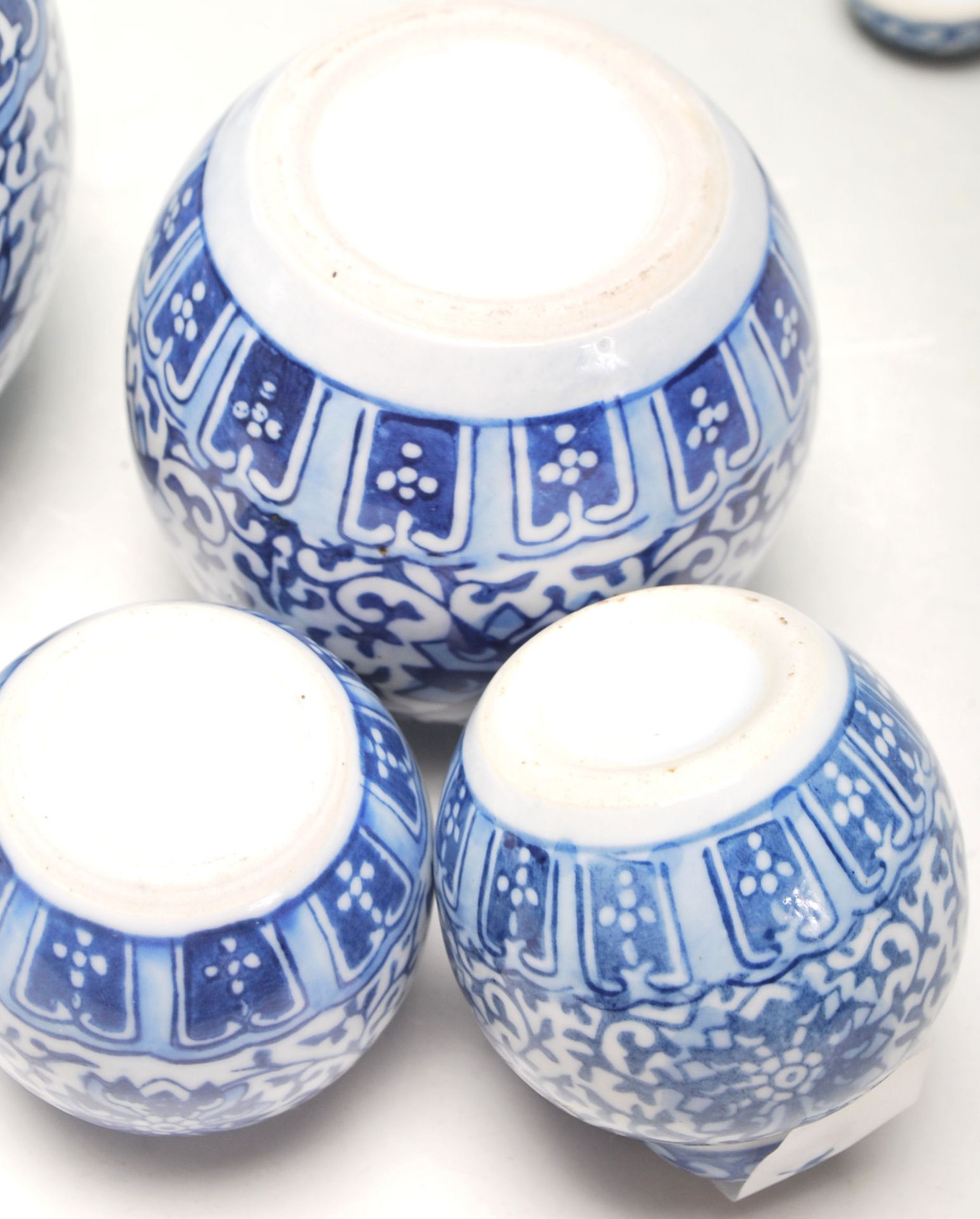 A group of five graduating 20th Century Chinese blue and white ginger jars all being transfer - Bild 7 aus 8