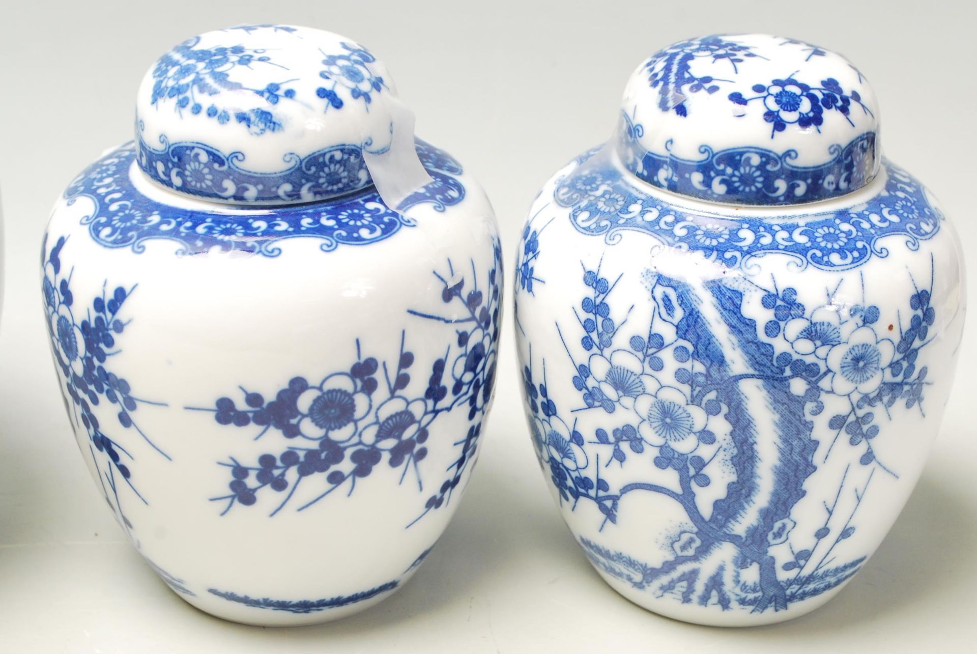 A collection of fifteen 20th Century Chinese blue and white printed ginger jars to include a good - Bild 9 aus 14