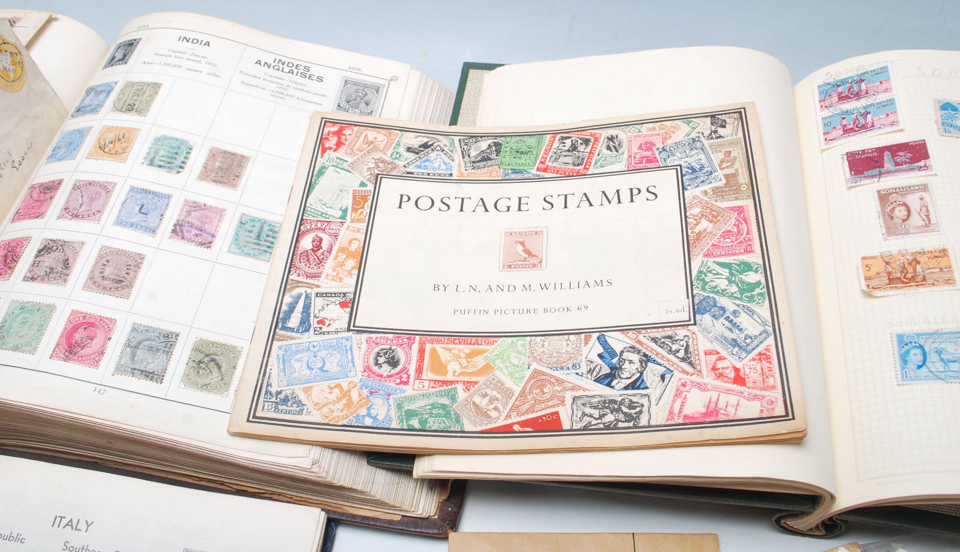 A collection of world stamps across multiple albums to include Great British stamps dating from - Bild 3 aus 7