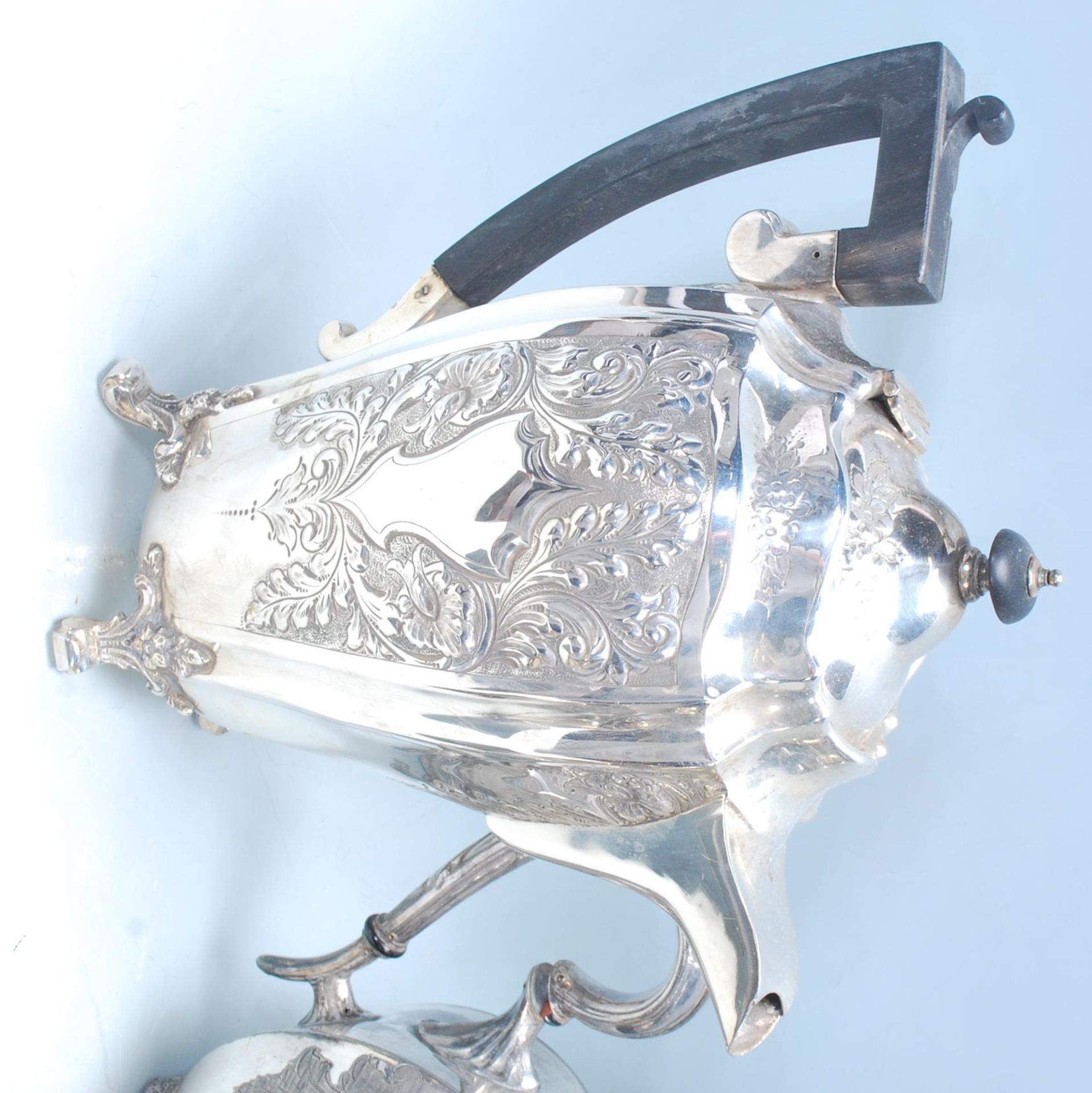 A collection of early 20th Century silver plated items to include a silver plated kettle having - Bild 11 aus 16