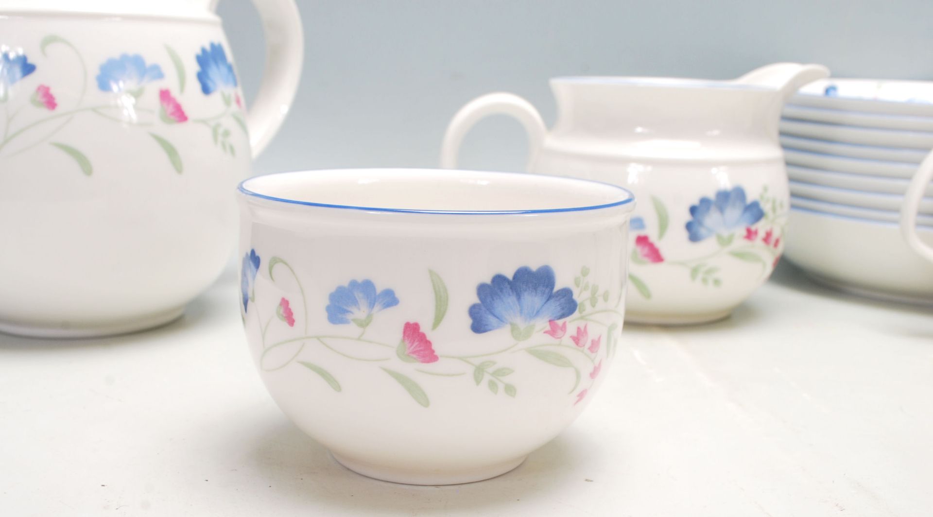 A good Royal Doulton English china Windermere part tea/dining set comprising of teapot, dining - Bild 4 aus 9