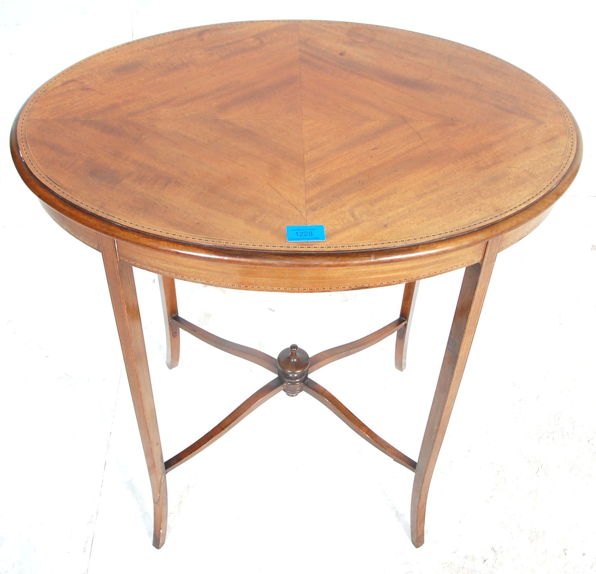 An Edwardian mahogany hall side table having an oval top with a diamond veneer and satinwood - Bild 3 aus 6