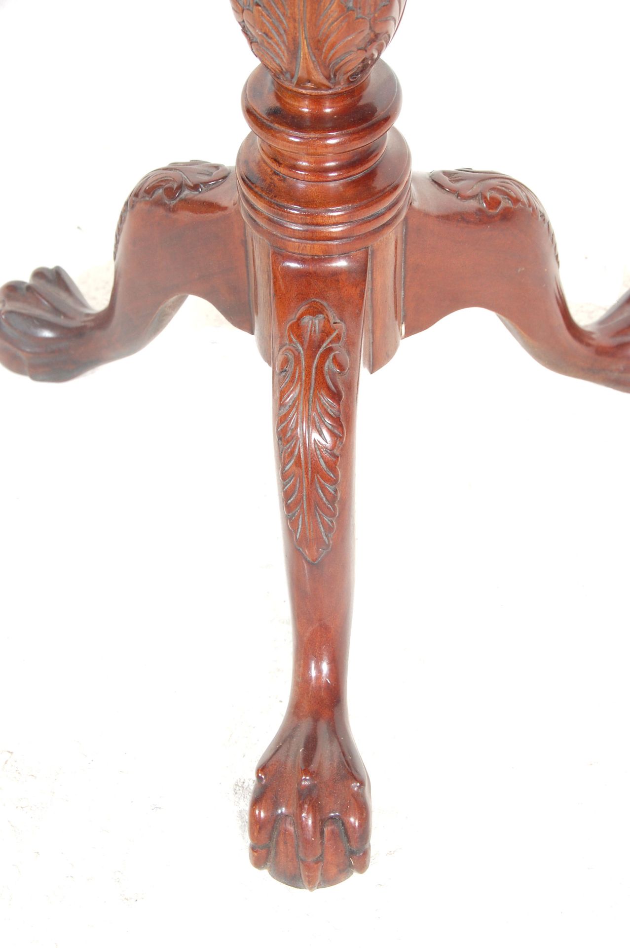 A Victorian 19th Century mahogany style wine table having a spindle gallery top above a turned - Bild 3 aus 4