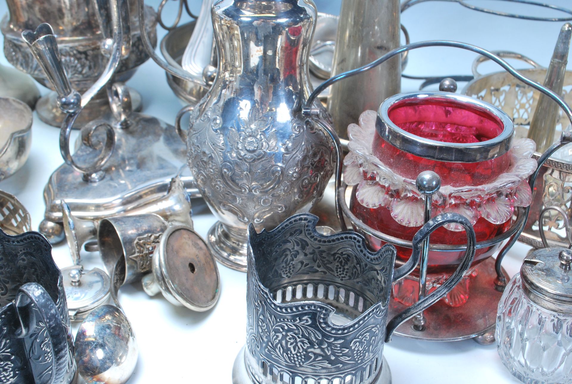 A large collection of early 20th Century silver plated items to include a silver plate flower - Bild 8 aus 20