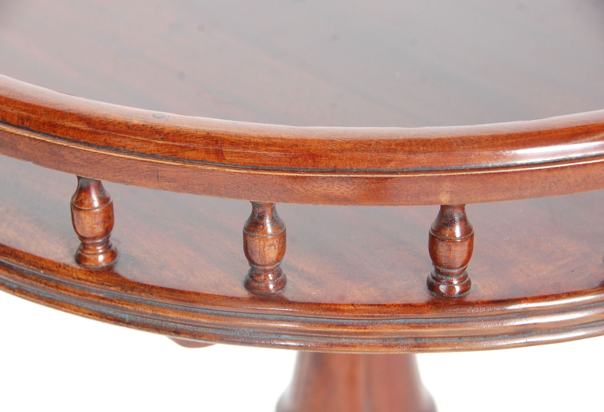 A Victorian 19th Century mahogany style wine table having a spindle gallery top above a turned - Bild 4 aus 4