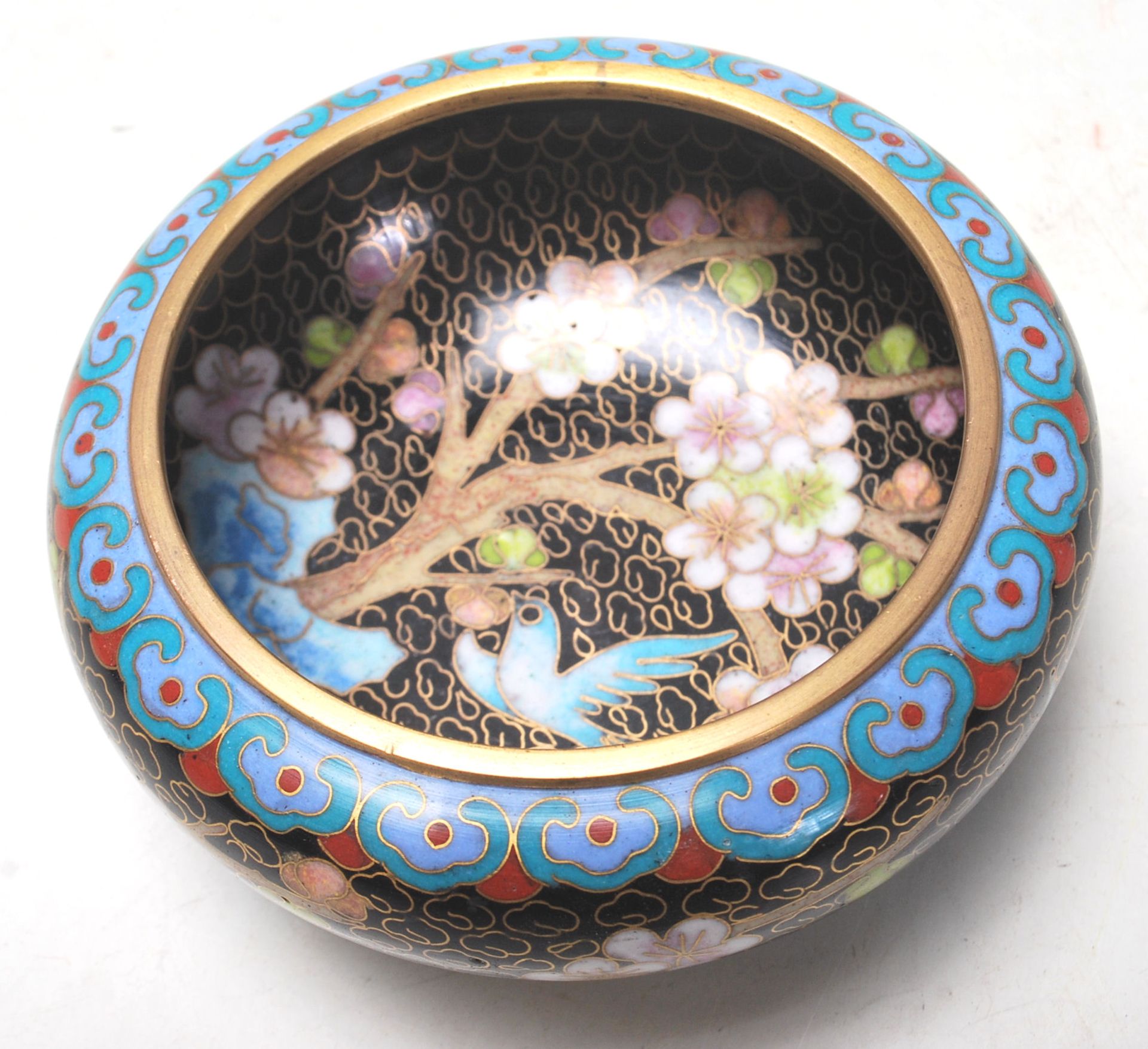 A 20th Century Chinese Cloisonne dish of round from having enamelled decoration throughout depicting - Bild 4 aus 5