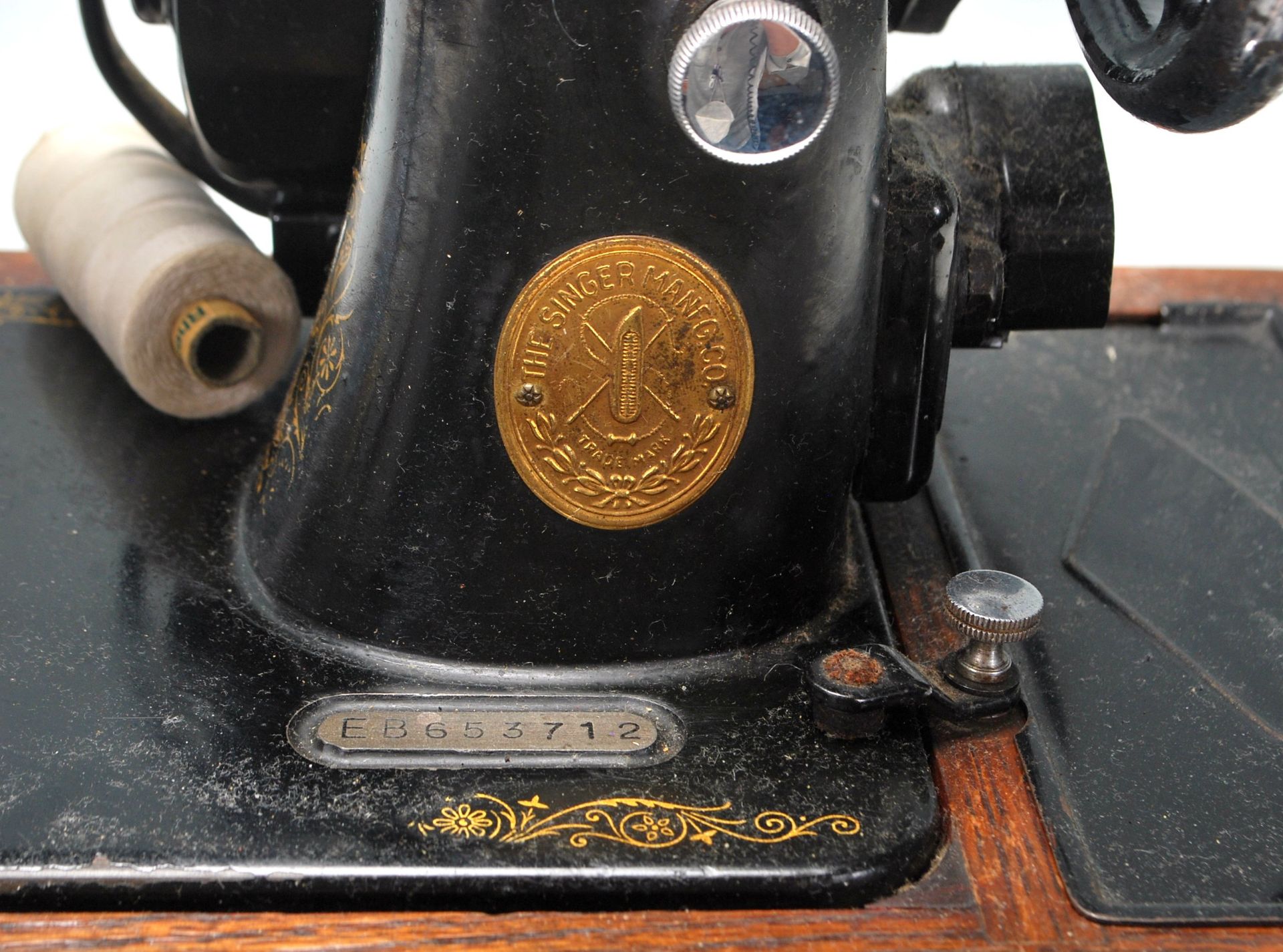 A vintage mid 20th Century Singer electric tabletop sewing machine having black body with gold - Bild 8 aus 12