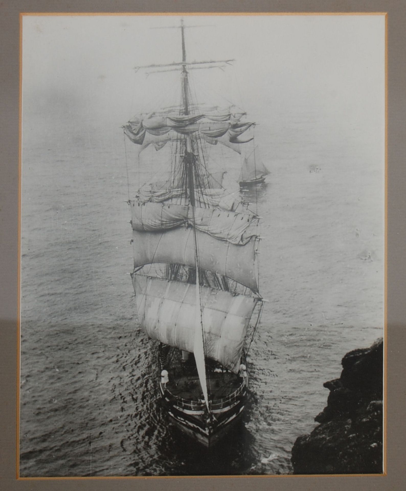 A group of five black and white photographs of shipwrecks dating from the early 20th Century to - Bild 6 aus 9