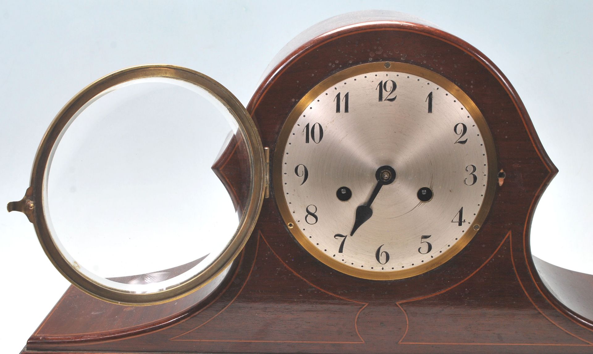 An early 20th Century Edwardian mahogany napoleon's hat mantel clock having inlaid borders with a - Bild 6 aus 7