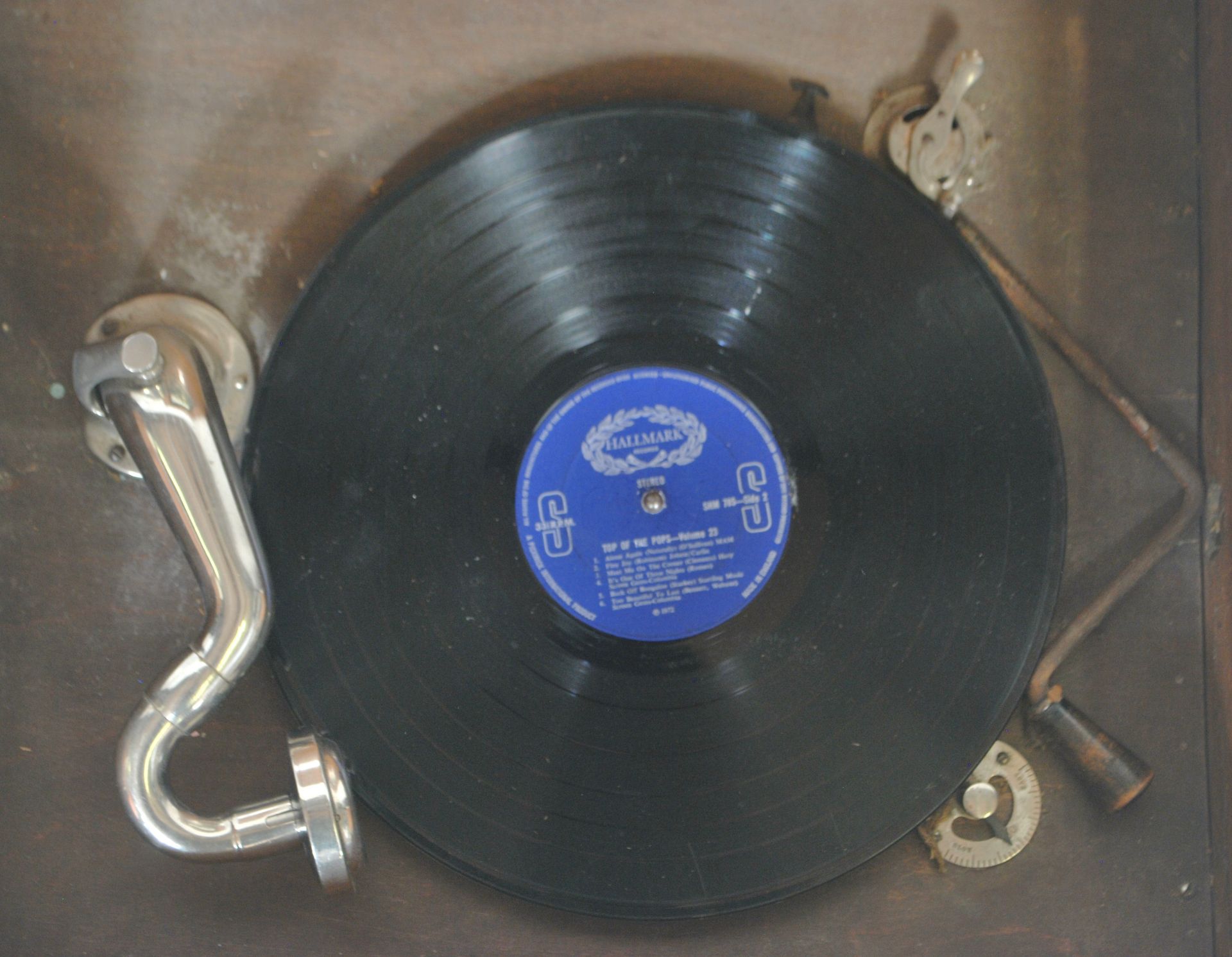 An early 20th Century table top polyphon case of square form having a panelled lid with inlaid - Bild 5 aus 7