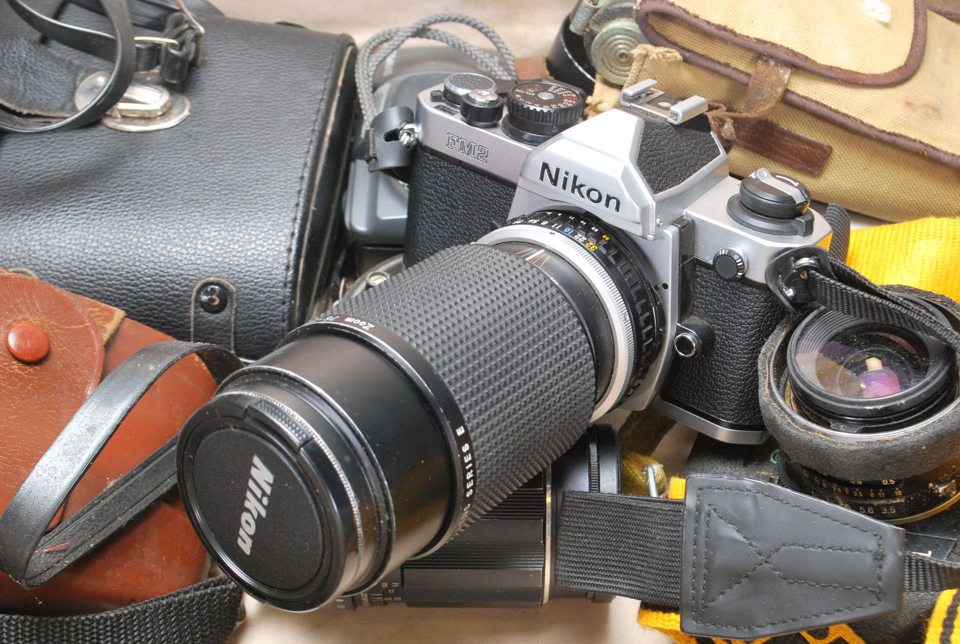 A collection of retro vintage cameras and accessories to include a Nikon FM 2, Nikon Series E lens - Bild 11 aus 14