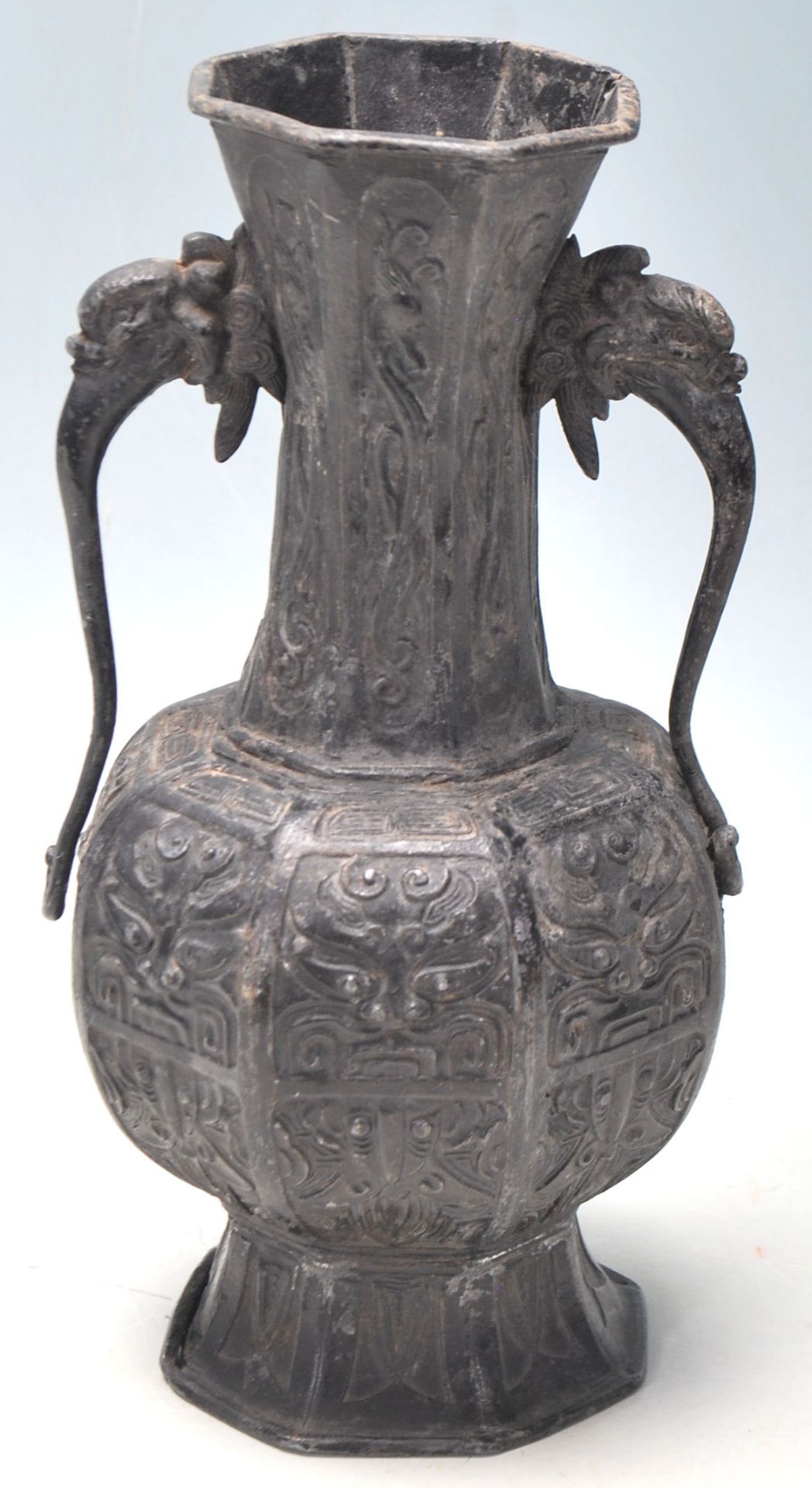 A Chinese antique cast metal gu shaped vase of panelled form, the body having repeating panels - Bild 3 aus 6