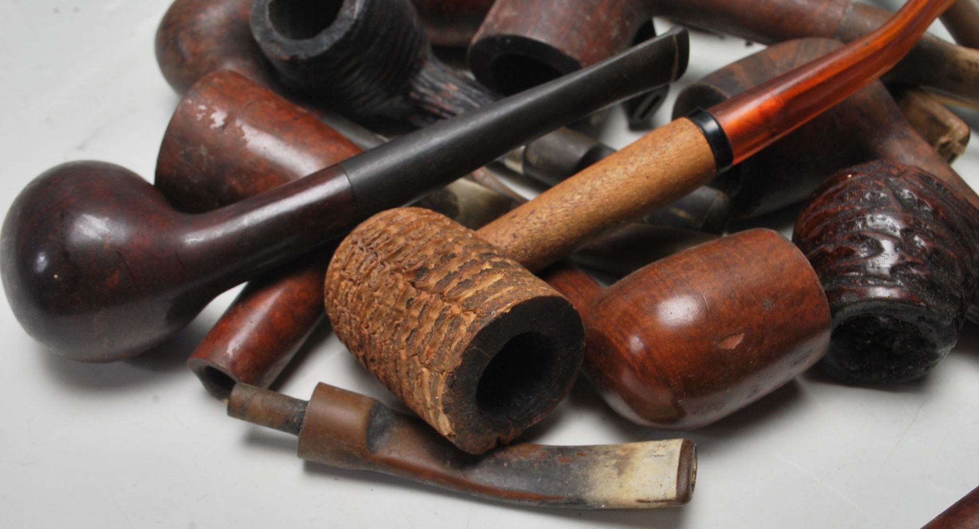 A collection of 15+ early & late 20th century tobacco pipes to include London made examples, - Bild 3 aus 7