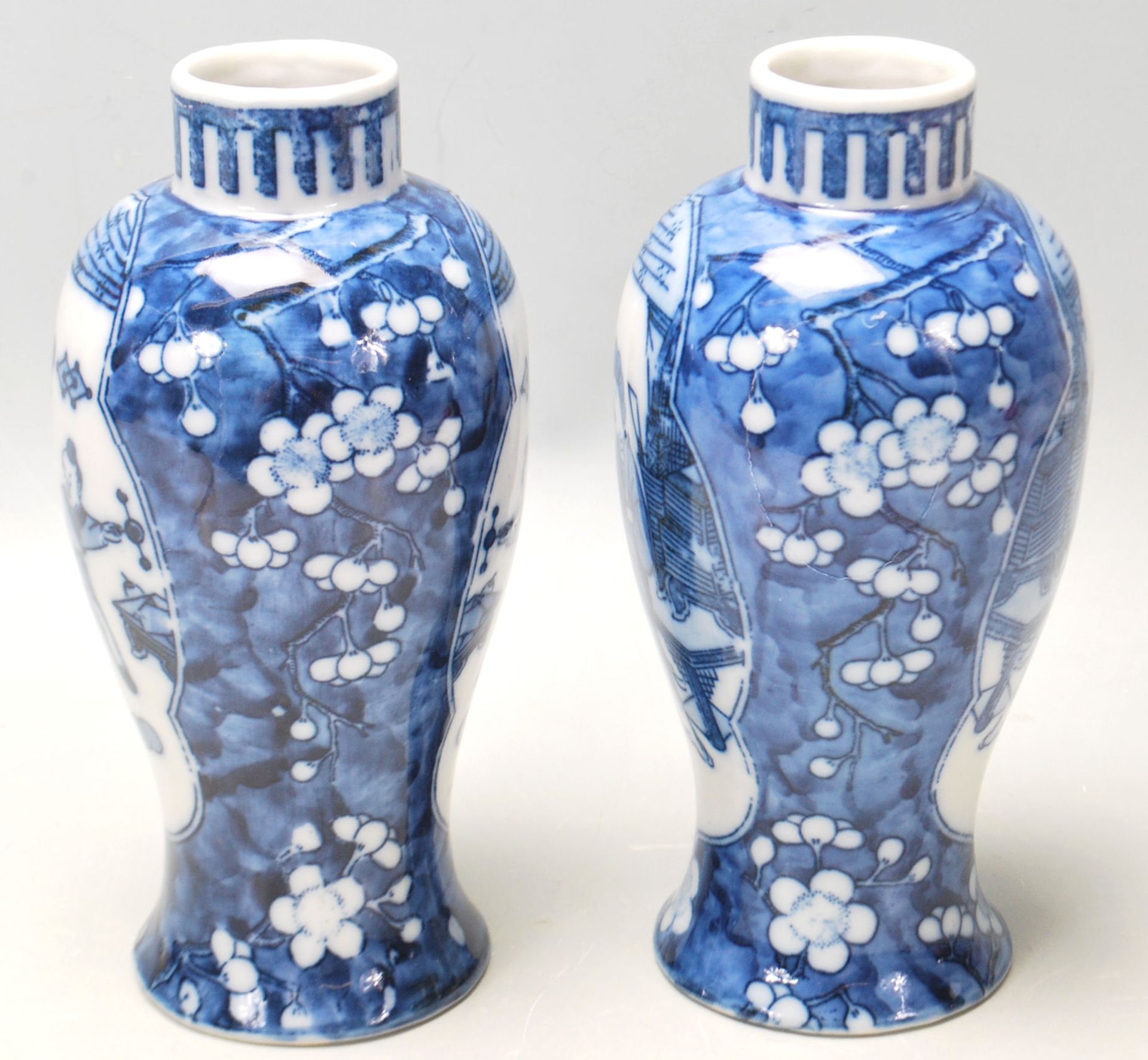 A true pair of 20th Century Chinese Kangxi vases of baluster form with decorated with plum - Bild 2 aus 6