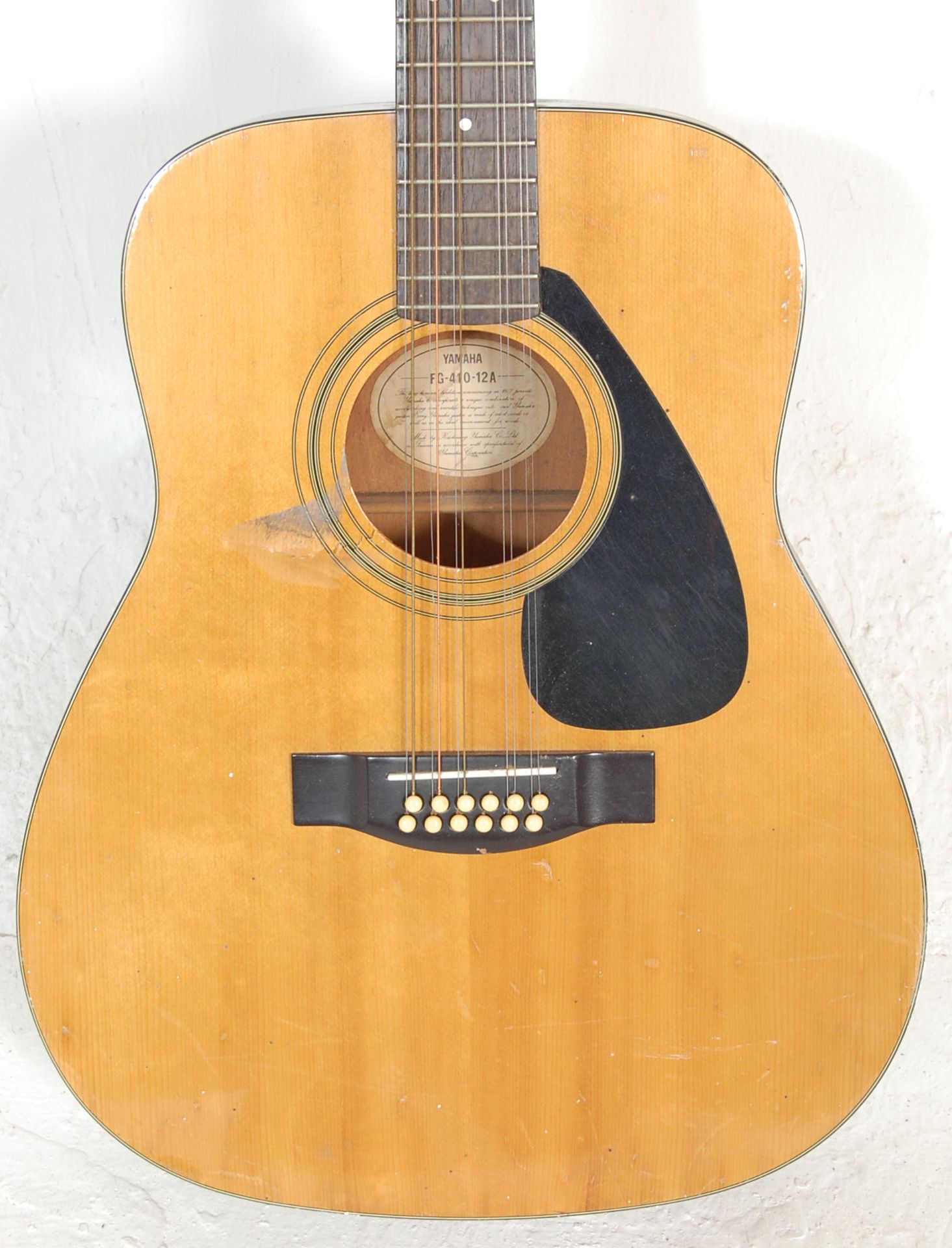 A vintage Yamaha FG 410 12A twelve string acoustic guitar instrument having the Yamaha stamp to - Bild 3 aus 5