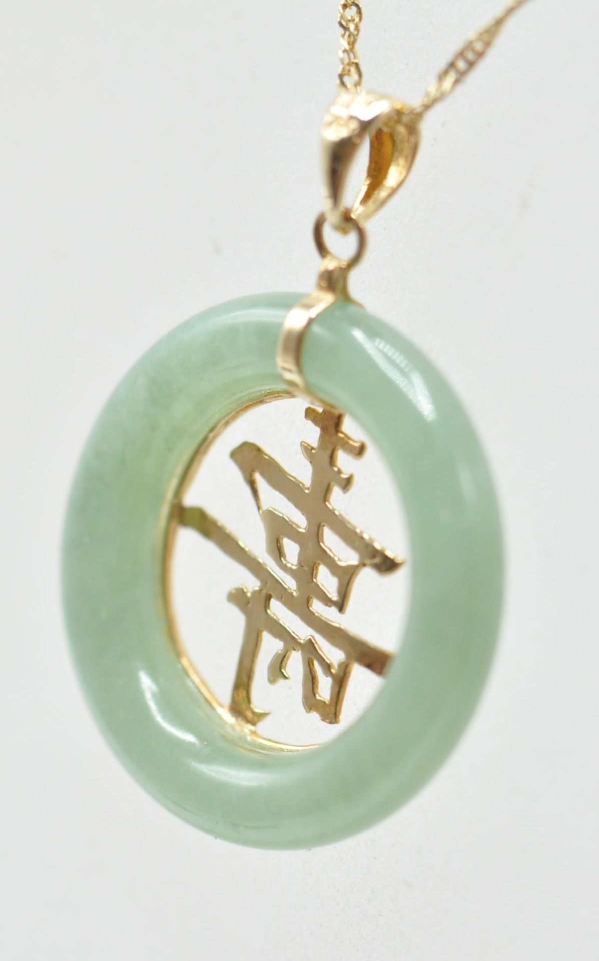 An 18ct gold necklace having a jade hoop and a gold chinese symbol set within. Chain measures - Bild 4 aus 8