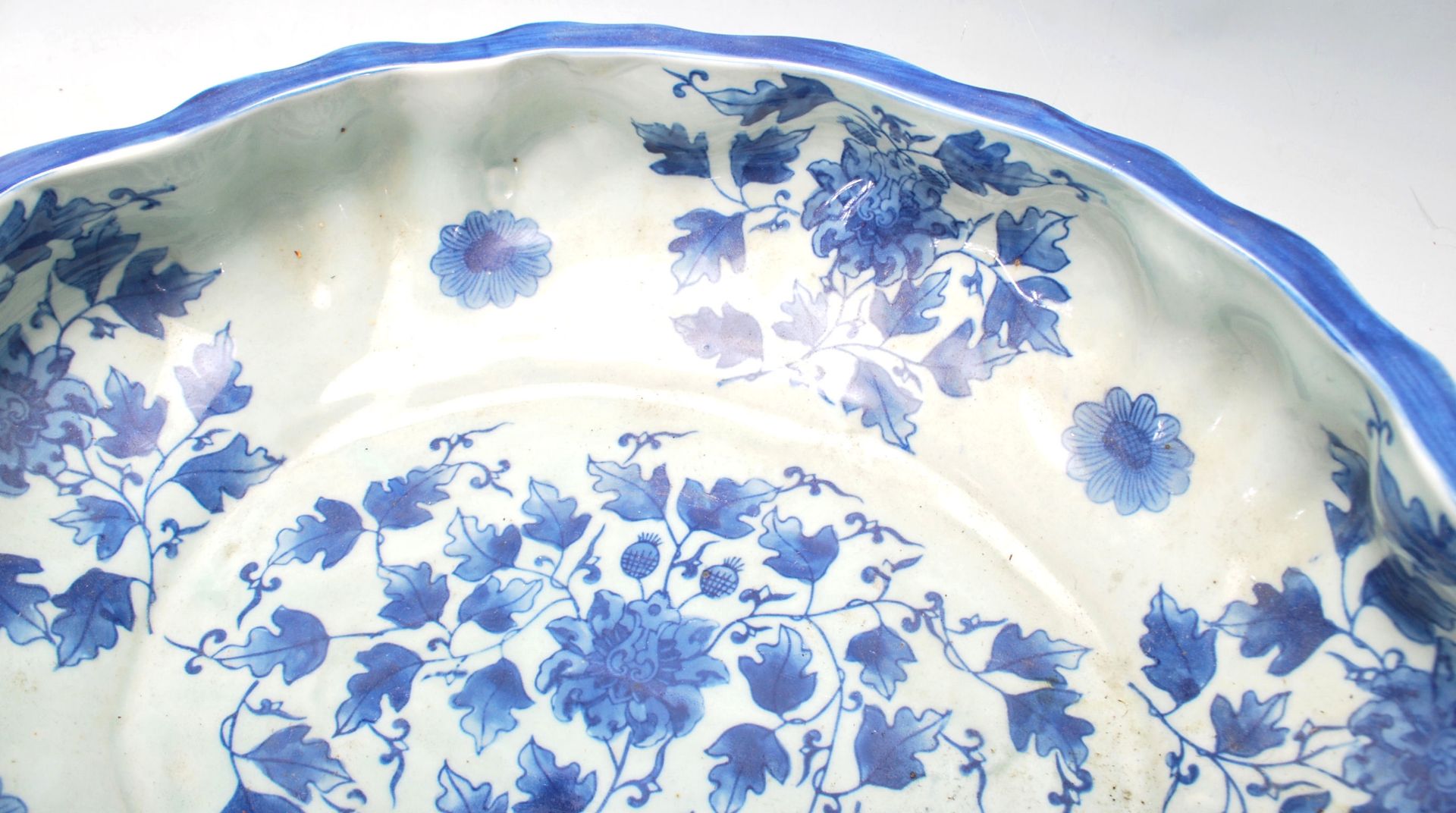 A 20th Century Victorian ironstone ceramic blue and white jug and bowl / pot having floral sprays - Bild 6 aus 7