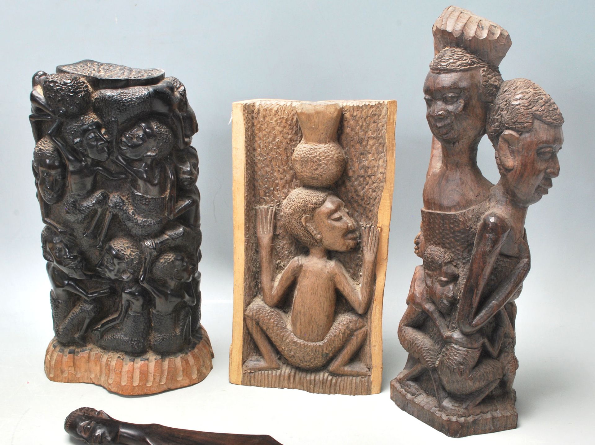 A collection of vintage African tribal artefacts to include a pair of tribal spearheads, an ebony - Bild 5 aus 6