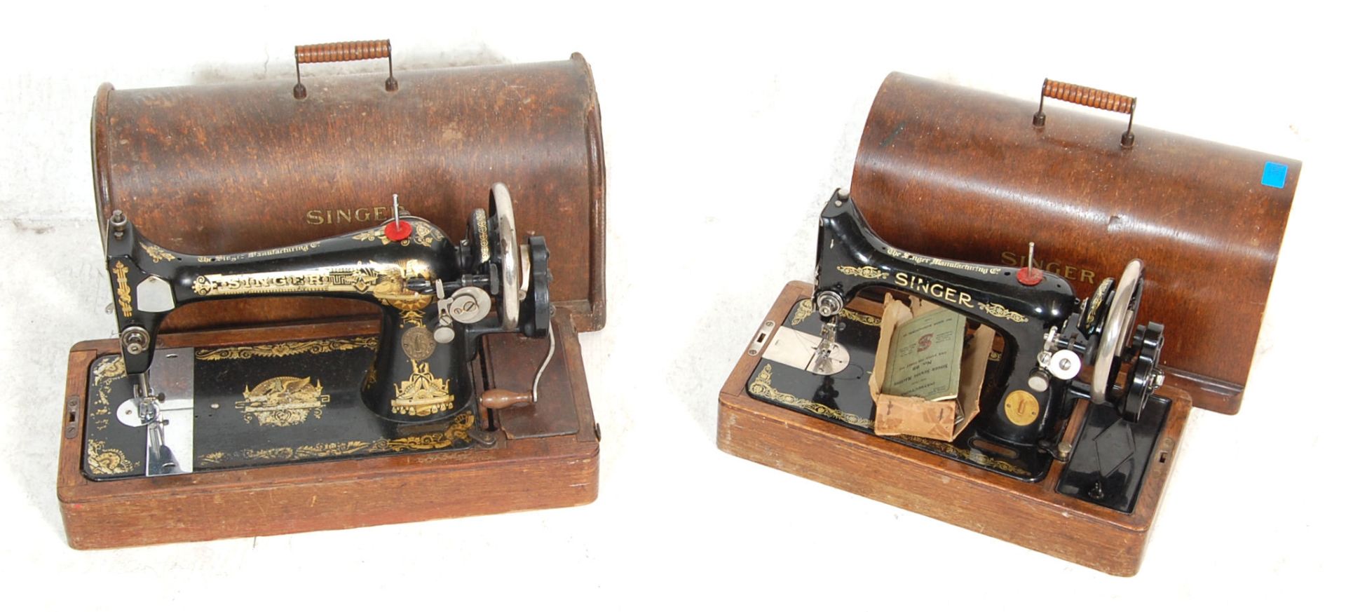 A pair of mid 20th century 1950s Singer sewing machines both coloured in black with gold floral - Bild 2 aus 9