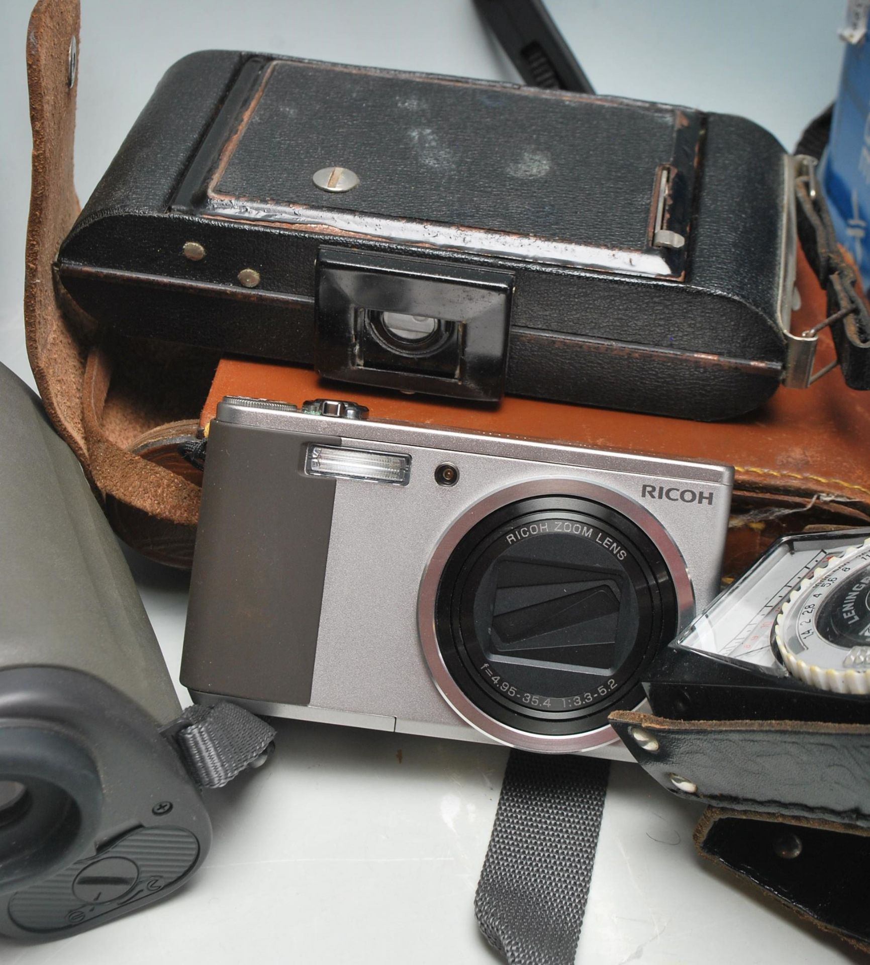 A mixed group of cameras and accessories to include a folding bellows camera within original leather - Bild 10 aus 12