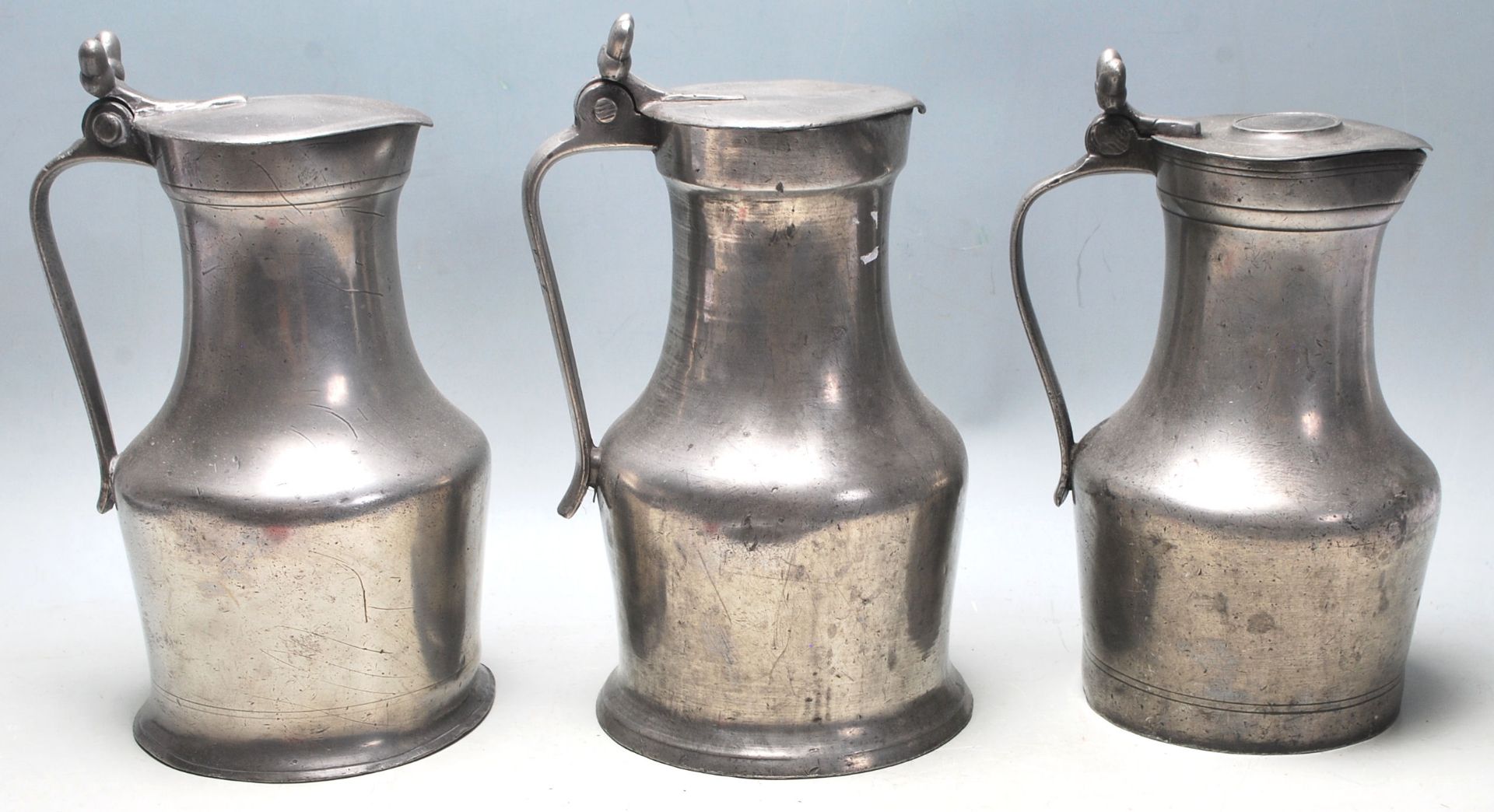Three large 19th century pewter jugs having hinged lid with acorn decoration - Bild 3 aus 4