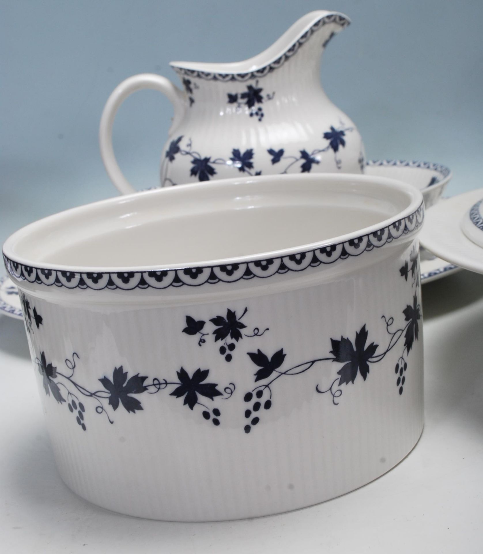 Royal Doulton - Yorktown - A large fine bone china dinner service decorated with blue floral - Bild 3 aus 11