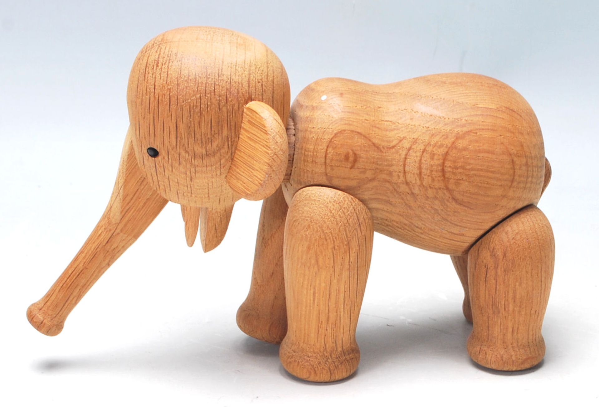 A 1960’s Danish teak wood articulated elephant by Kay Bojesen, with an articulated trunk, black - Bild 3 aus 7