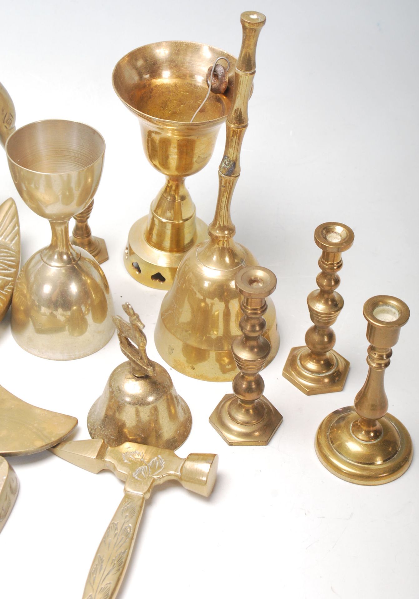 A good collection of miniature brass candlestick, brass trivets with pierced top, brass table bells, - Bild 4 aus 6