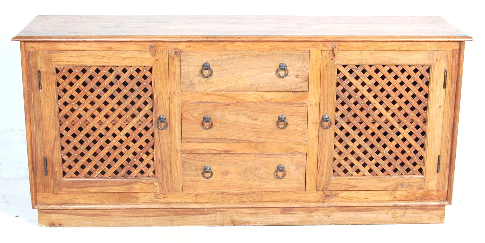 A 20th century Mexican contemporary pine sideboard / dresser base  having a central bank of three - Bild 2 aus 8
