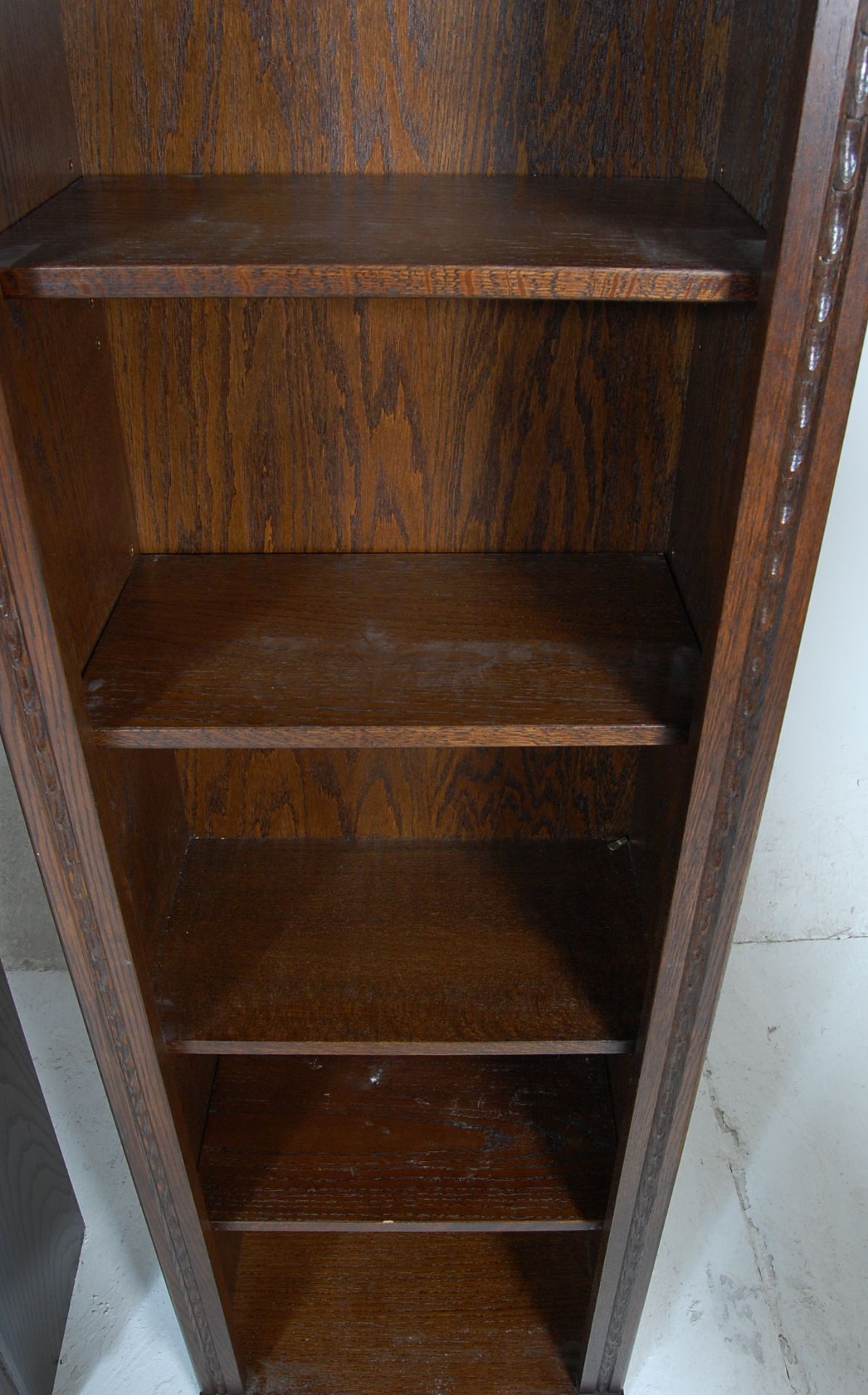 A large pair of Jaycee / Old Charm Jacobean revival oak open 5 tier bookcases. Each bookcase  having - Bild 4 aus 6