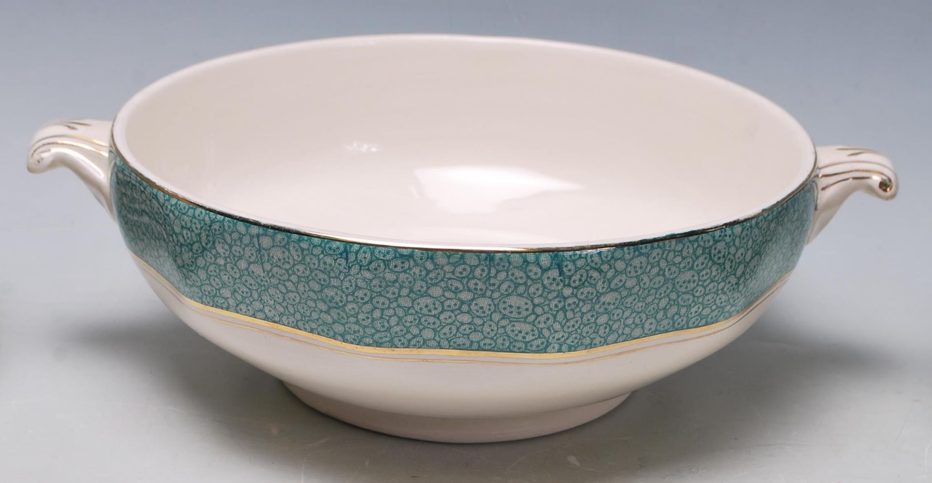 A vintage retro Wedgwood Garden pattern dinner service having a white ground with green circular - Bild 6 aus 11