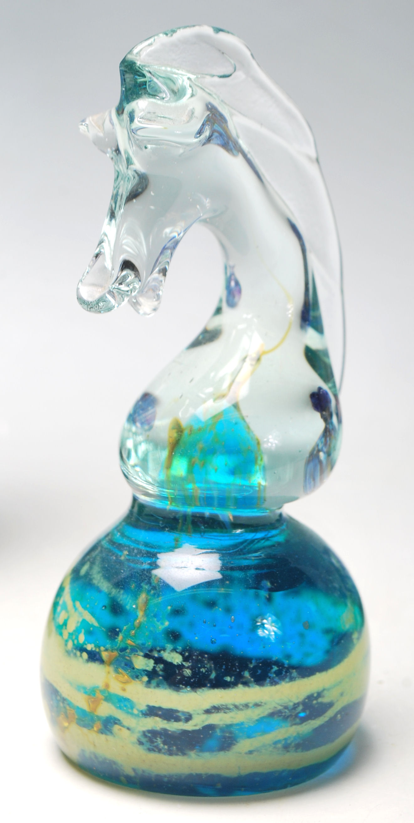 A collection of Murano and Mdina glass to include a pair of horse head paper weights, flower - Image 4 of 5