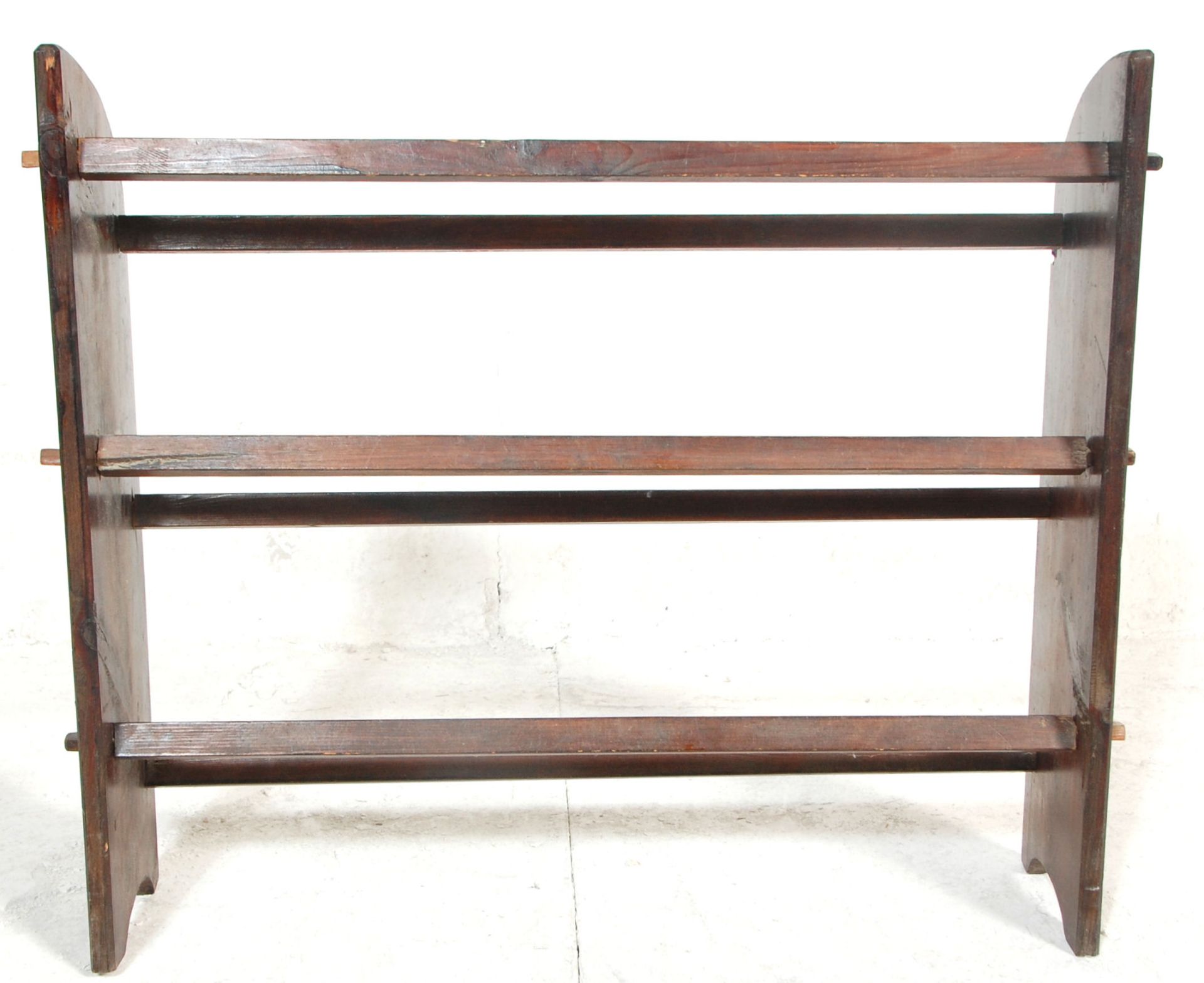 An early 20th Century arts and crafts bookshelf having panelled supports with square block stretcher - Bild 5 aus 8