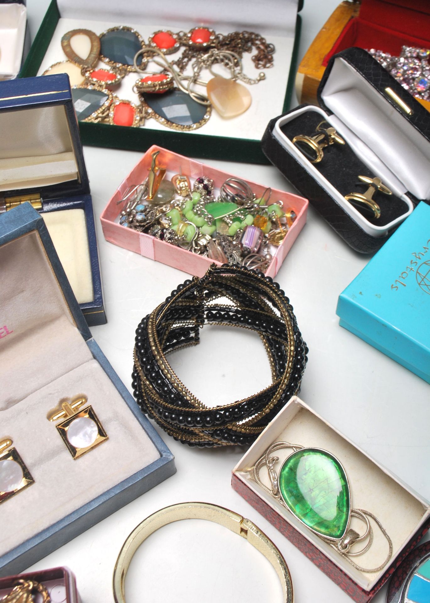 A quantity of retro vintage costume jewellery including necklaces, bracelets, earrings, rings and - Bild 4 aus 10