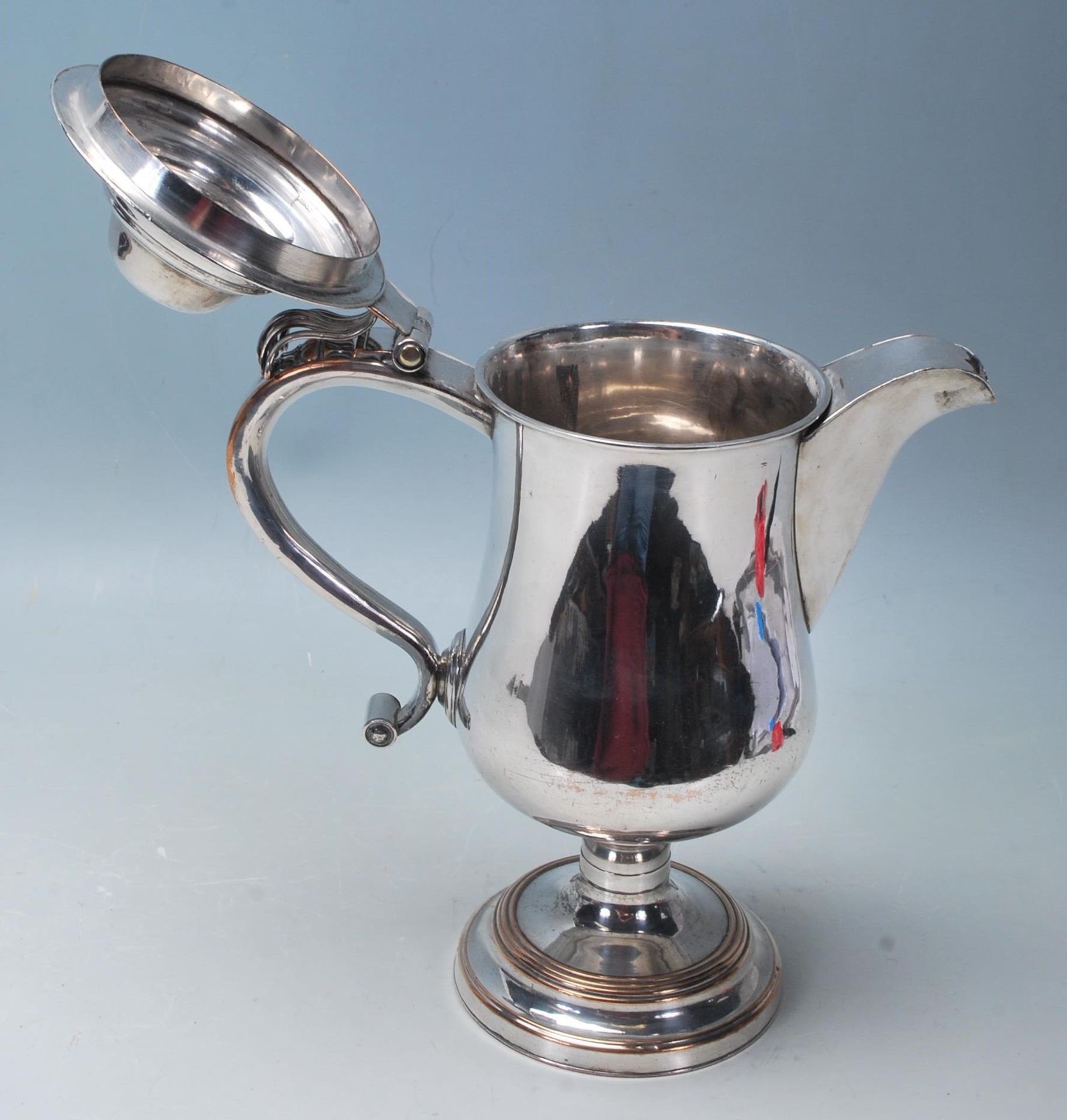 A 19th Century silver plated stylish jug, having scroll handle, bulbous form sitting on a circular - Bild 5 aus 7