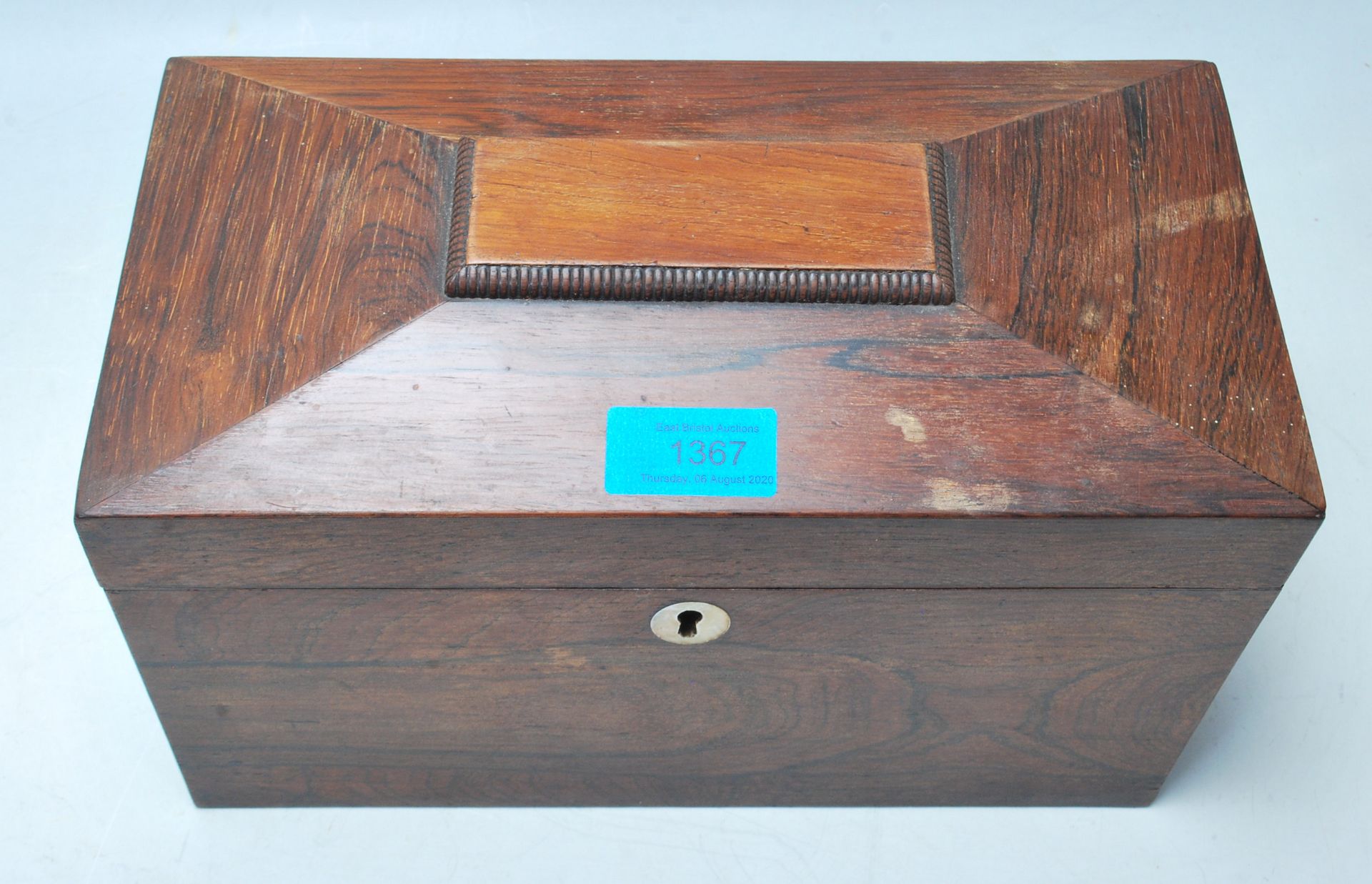 A 19th Century Victorian rosewood tea caddy of sarcophagus form with a mother of pearl escutcheon, - Bild 2 aus 8
