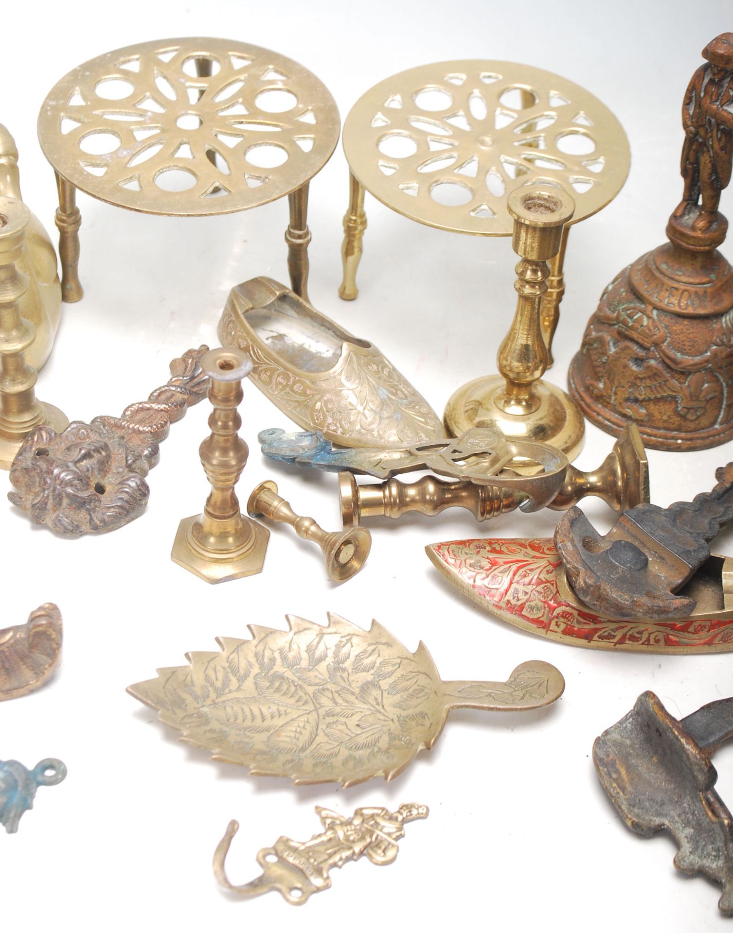 A good collection of miniature brass candlestick, brass trivets with pierced top, brass table bells, - Bild 2 aus 6