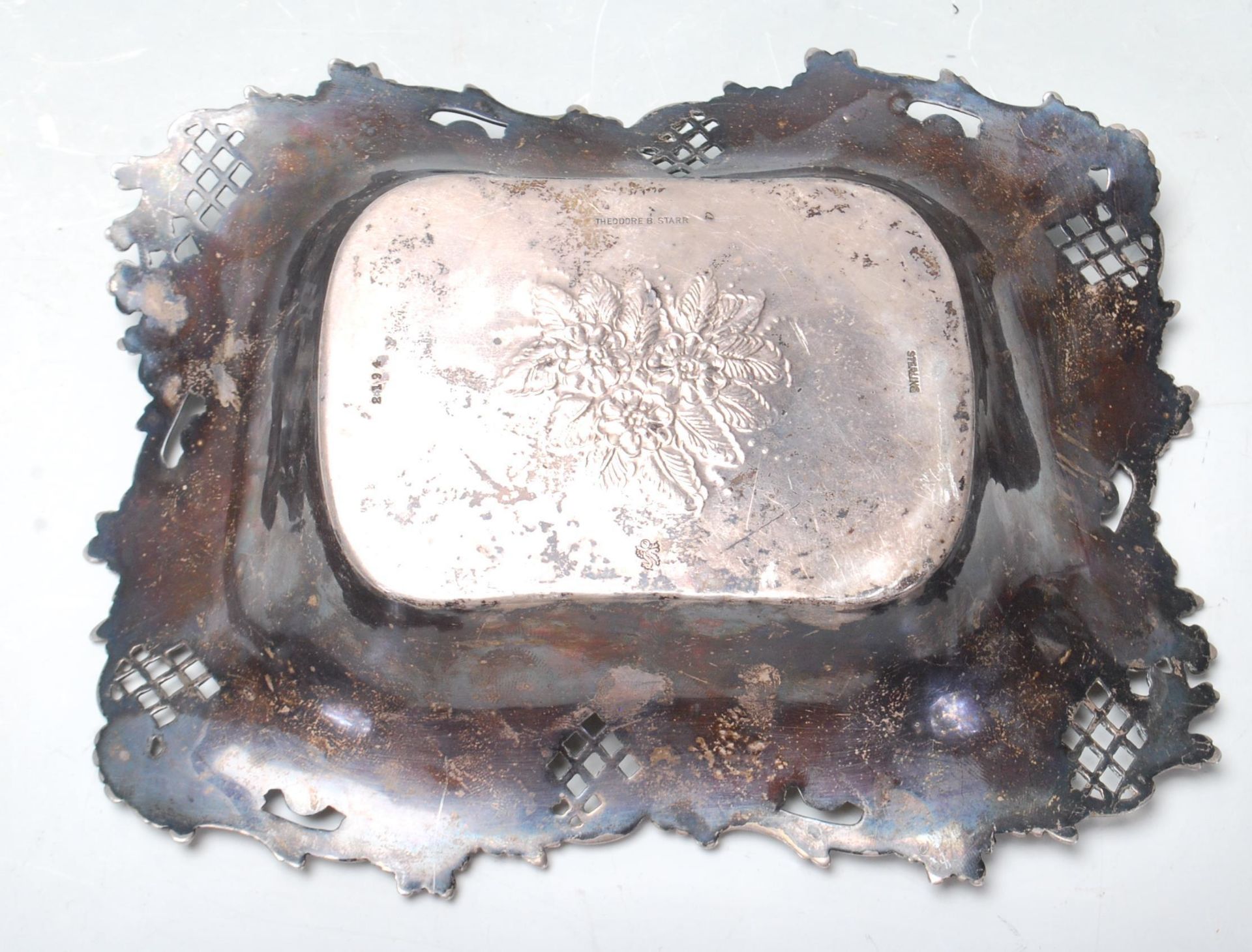 A good early 20th century sterling silver dish by Theodore B. Starr with raised floral decoration to - Bild 4 aus 4