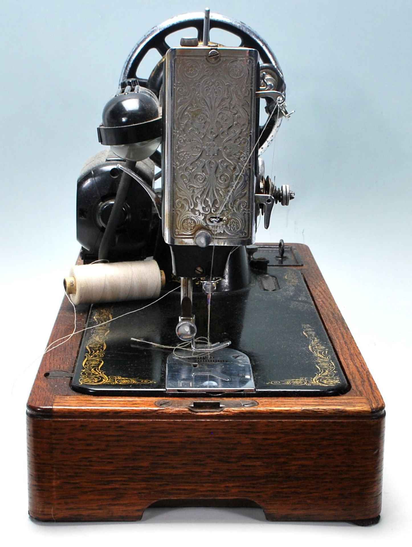 A vintage mid 20th Century Singer electric tabletop sewing machine having black body with gold - Bild 5 aus 12