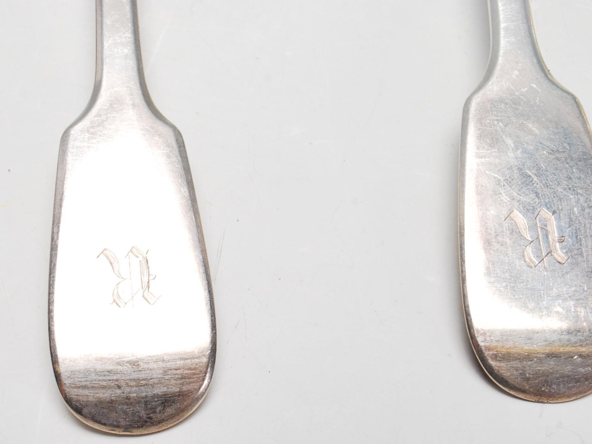 A collection of five 19th century Victorian silver serving spoons dated London 1841 and 1842 - Bild 7 aus 11